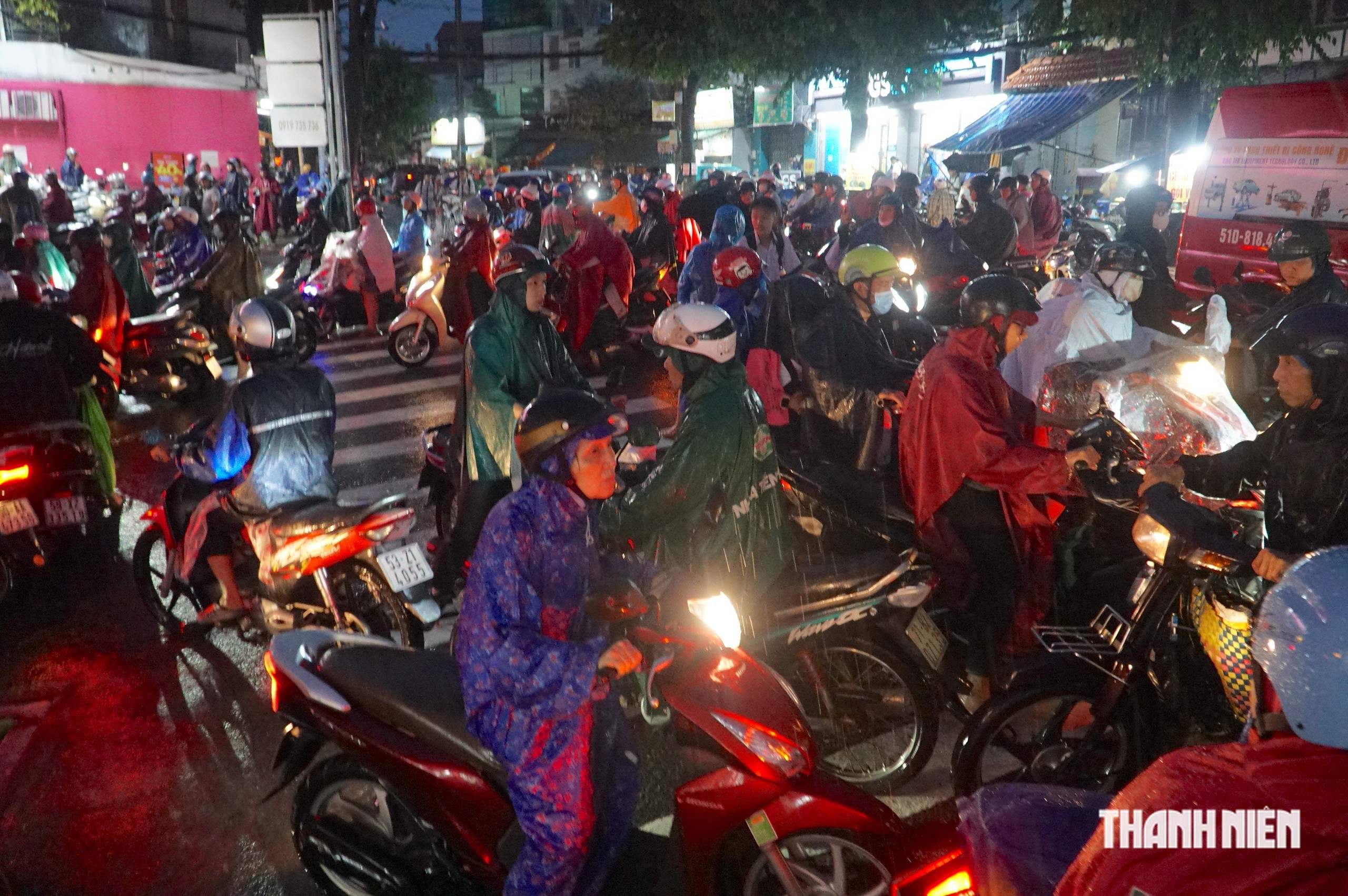 Nước lại chảy cuồn cuộn, giao thông hỗn loạn trong mưa lớn vào chiều tối ở TP.HCM - Ảnh 7.