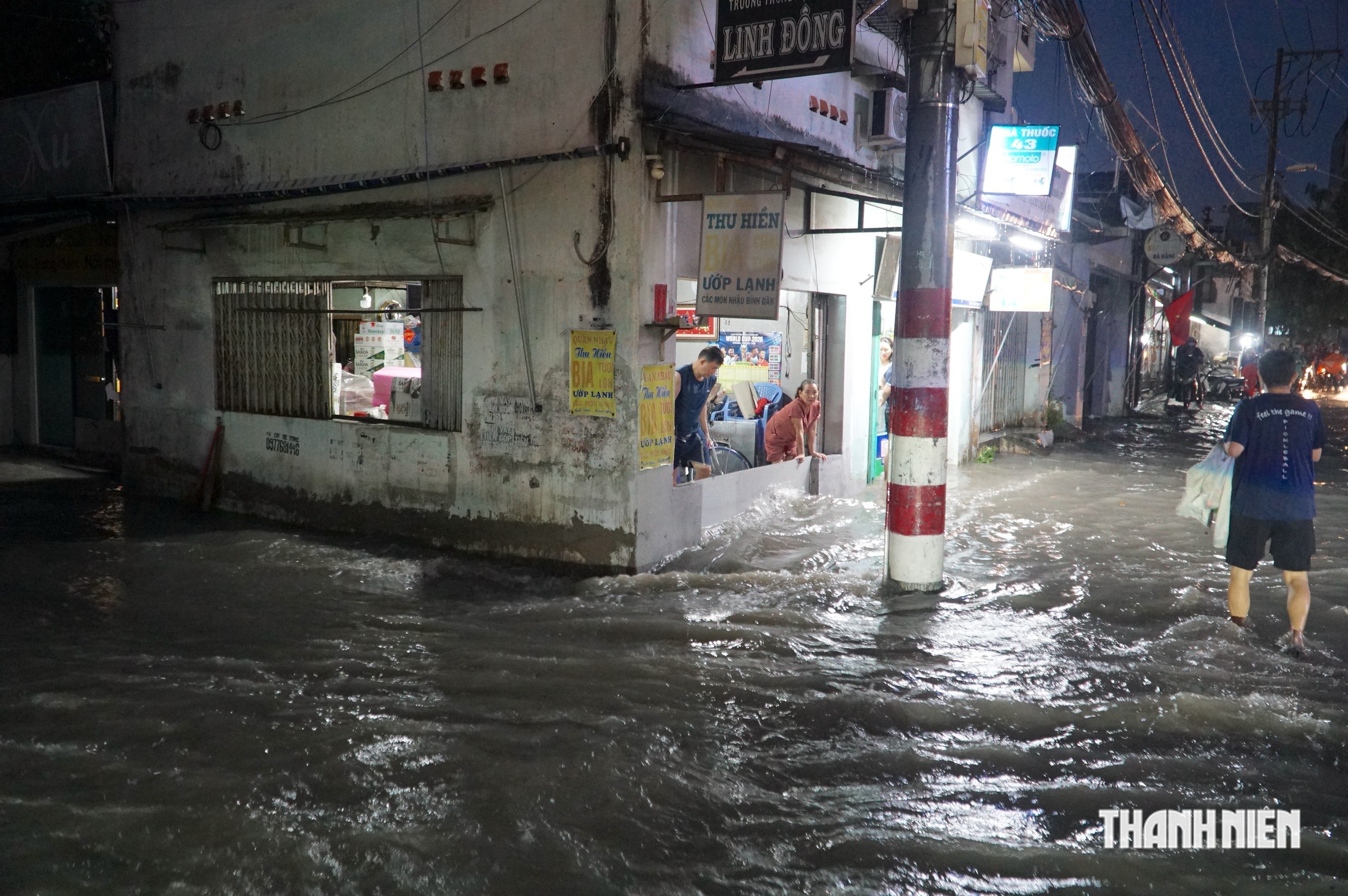 Nước lại chảy cuồn cuộn, giao thông hỗn loạn trong mưa lớn vào chiều tối ở TP.HCM - Ảnh 3.