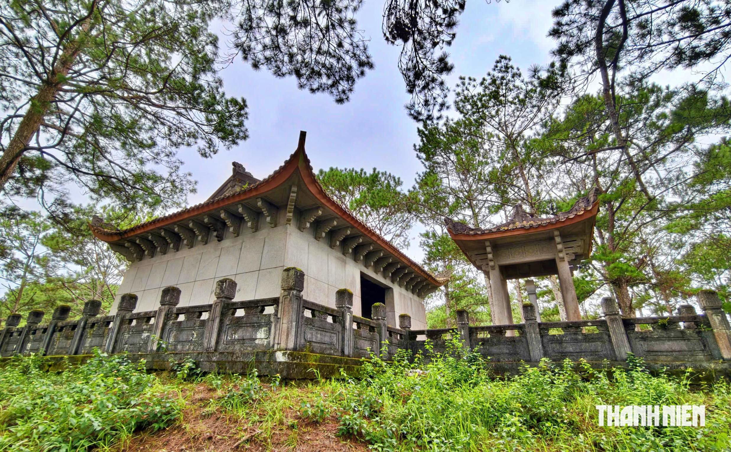 Cận cảnh lăng mộ thân phụ Nam Phương Hoàng hậu 'im lìm' trên đồi thông Đà Lạt- Ảnh 3.