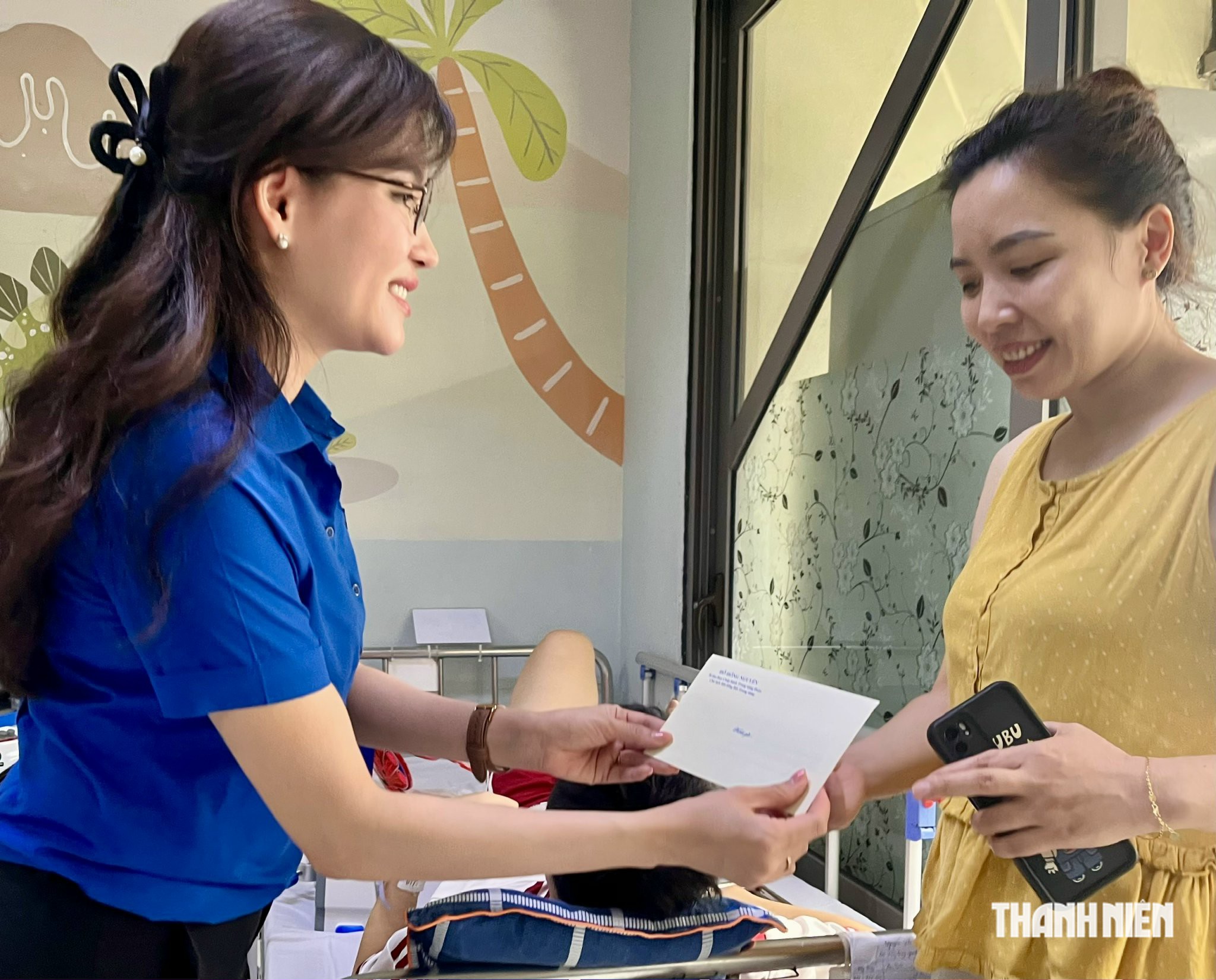 Tặng quà Trung thu cho các bệnh nhi Gan mật - Ảnh 2.