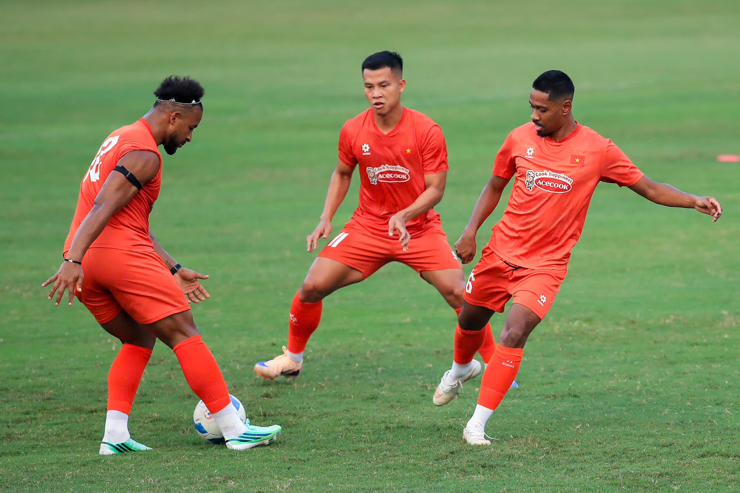 Khoa Ngô, Williams Minh Hoàng và Adou Minh rạng rỡ ra mắt đội tuyển Việt Nam, Hoàng Đức tập riêng- Ảnh 1.