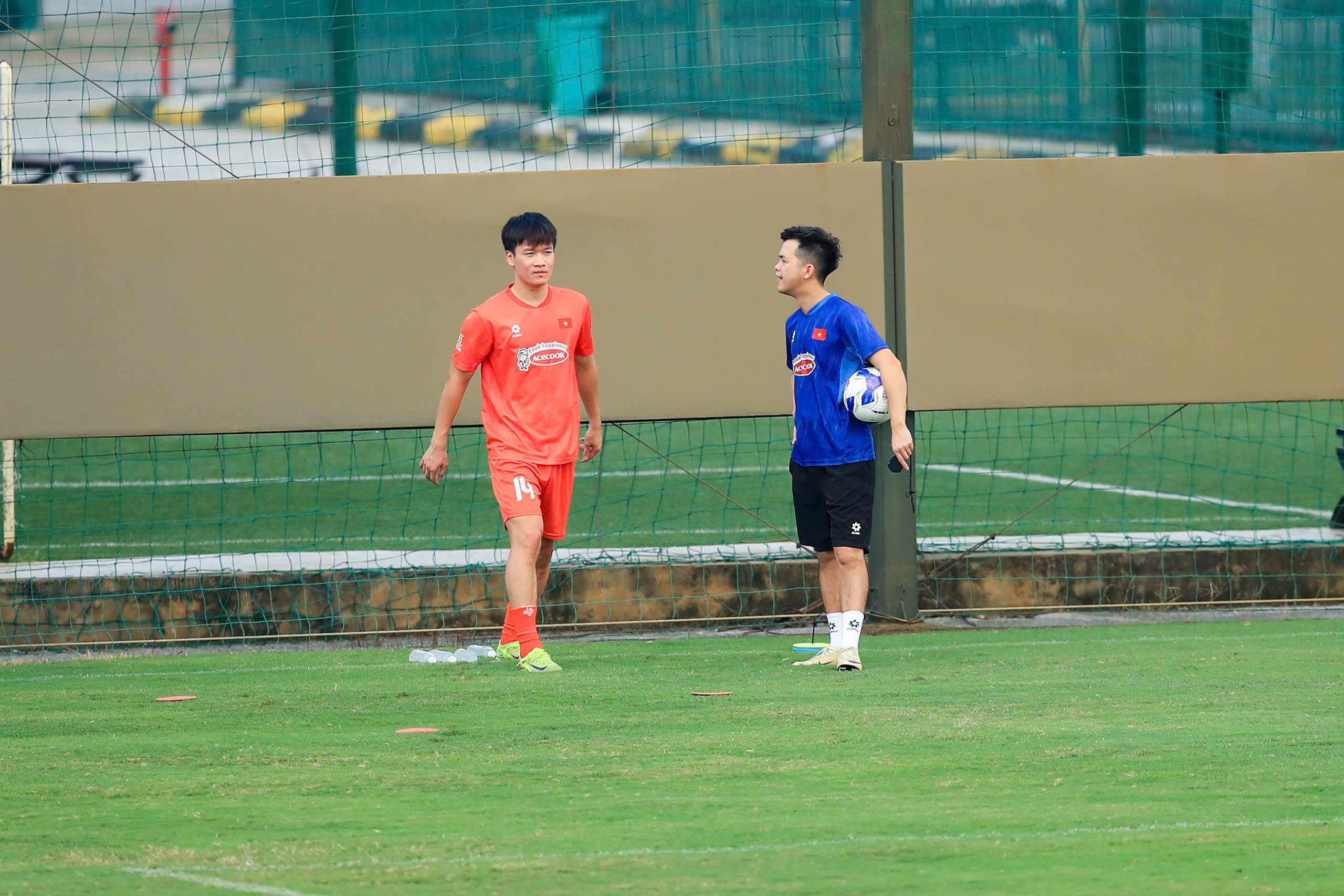 Khoa Ngô, Williams Minh Hoàng và Adou Minh rạng rỡ ra mắt đội tuyển Việt Nam, Hoàng Đức tập riêng- Ảnh 9.