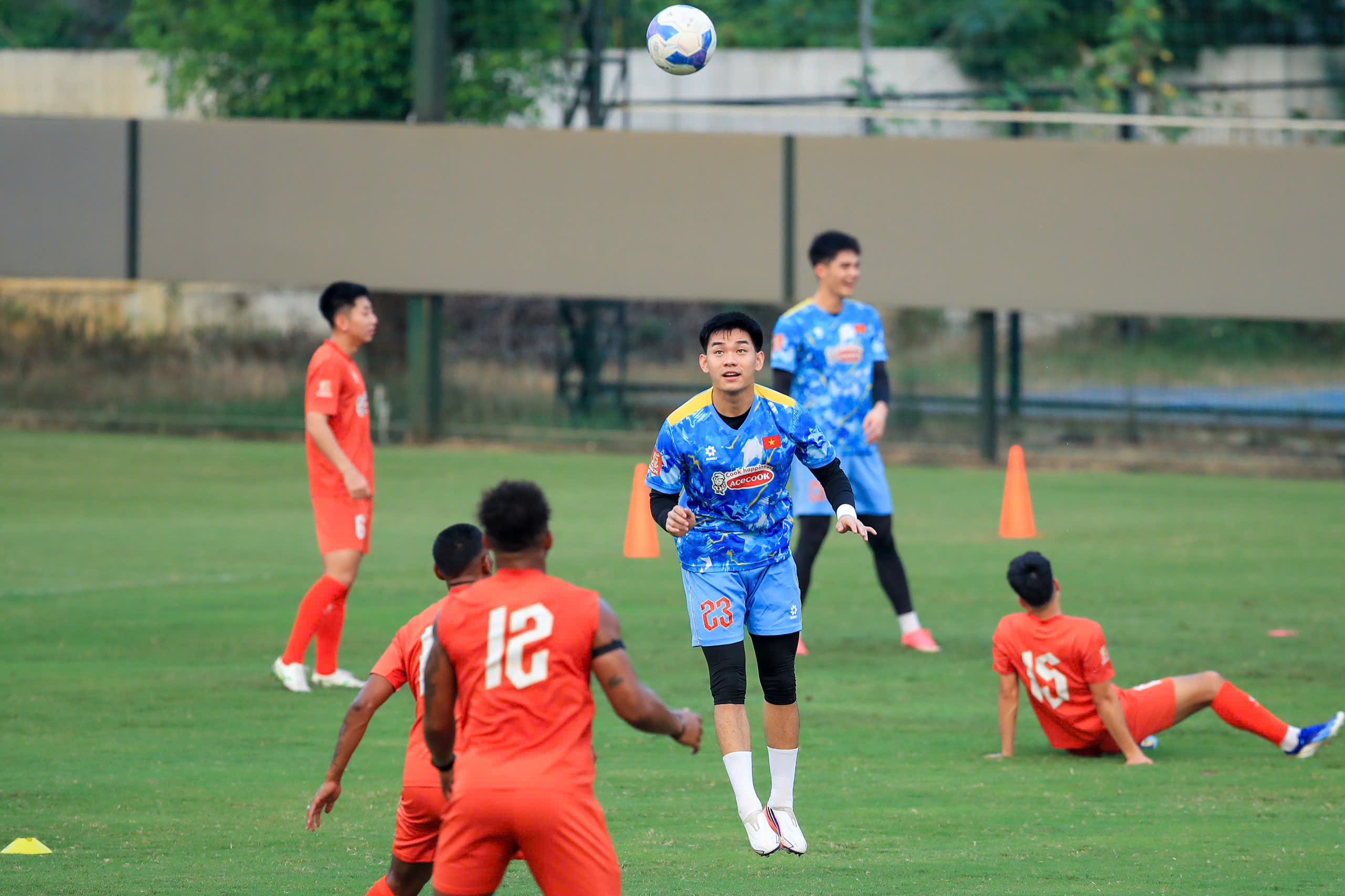 Khoa Ngô, Williams Minh Hoàng và Adou Minh rạng rỡ ra mắt đội tuyển Việt Nam, Hoàng Đức tập riêng- Ảnh 2.