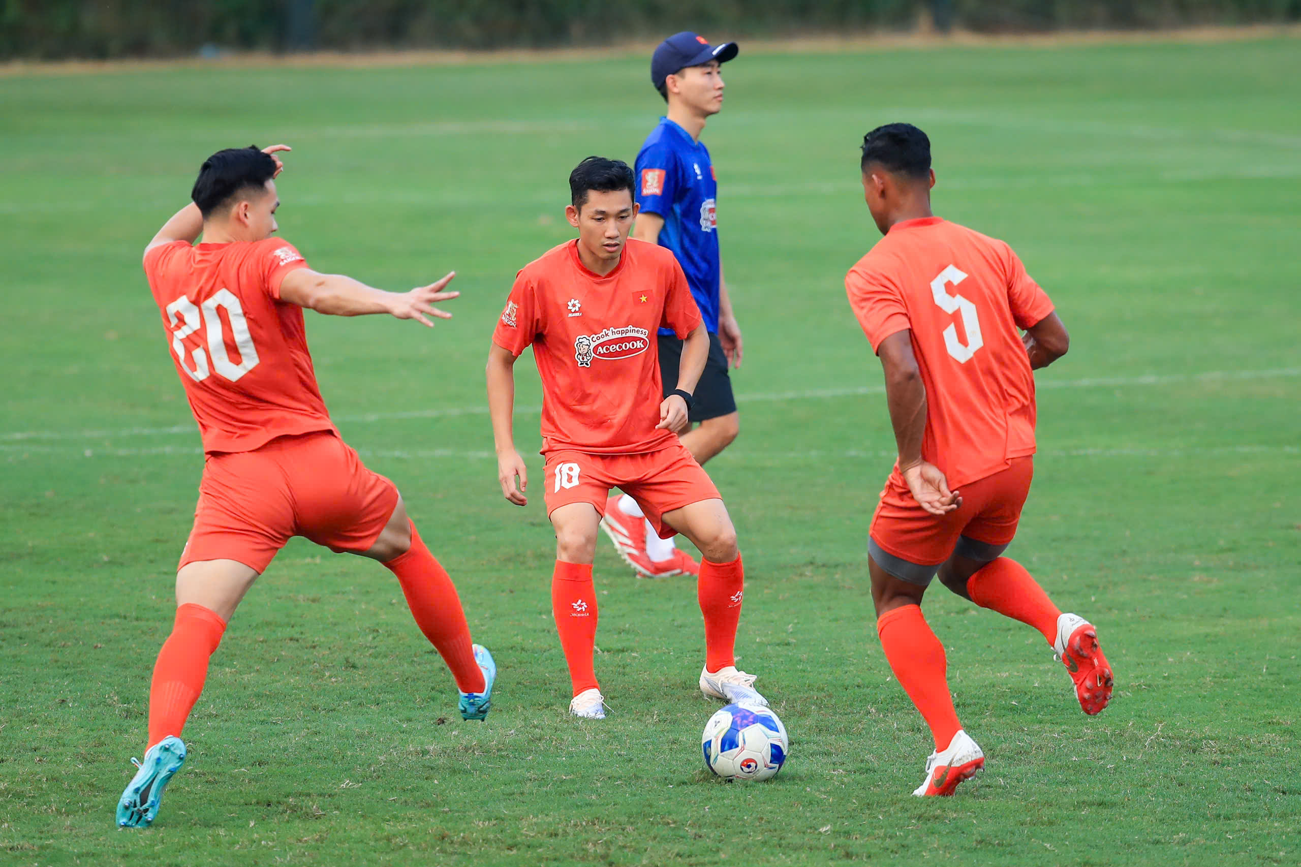 Khoa Ngô, Williams Minh Hoàng và Adou Minh rạng rỡ ra mắt đội tuyển Việt Nam, Hoàng Đức tập riêng- Ảnh 3.