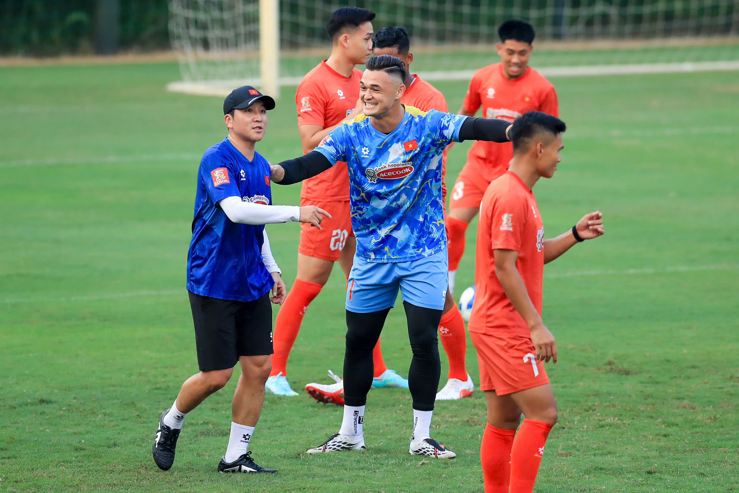 Khoa Ngô, Williams Minh Hoàng và Adou Minh rạng rỡ ra mắt đội tuyển Việt Nam, Hoàng Đức tập riêng- Ảnh 4.