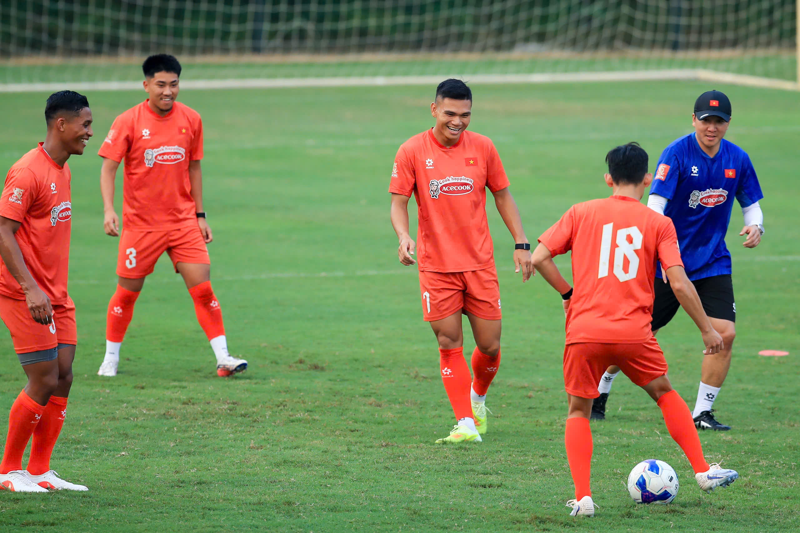 Khoa Ngô, Williams Minh Hoàng và Adou Minh rạng rỡ ra mắt đội tuyển Việt Nam, Hoàng Đức tập riêng- Ảnh 10.