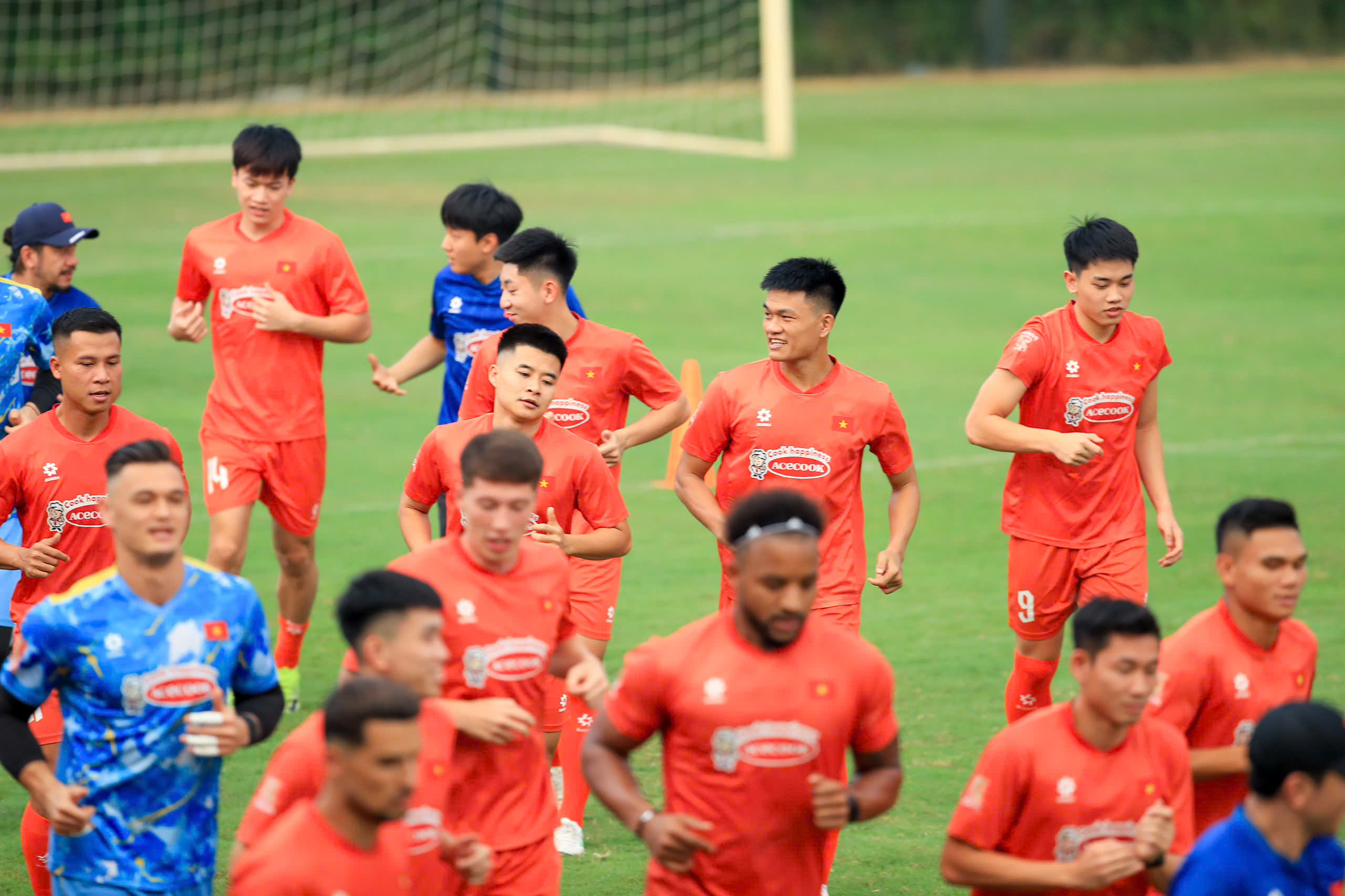 Khoa Ngô, Williams Minh Hoàng và Adou Minh rạng rỡ ra mắt đội tuyển Việt Nam, Hoàng Đức tập riêng- Ảnh 6.