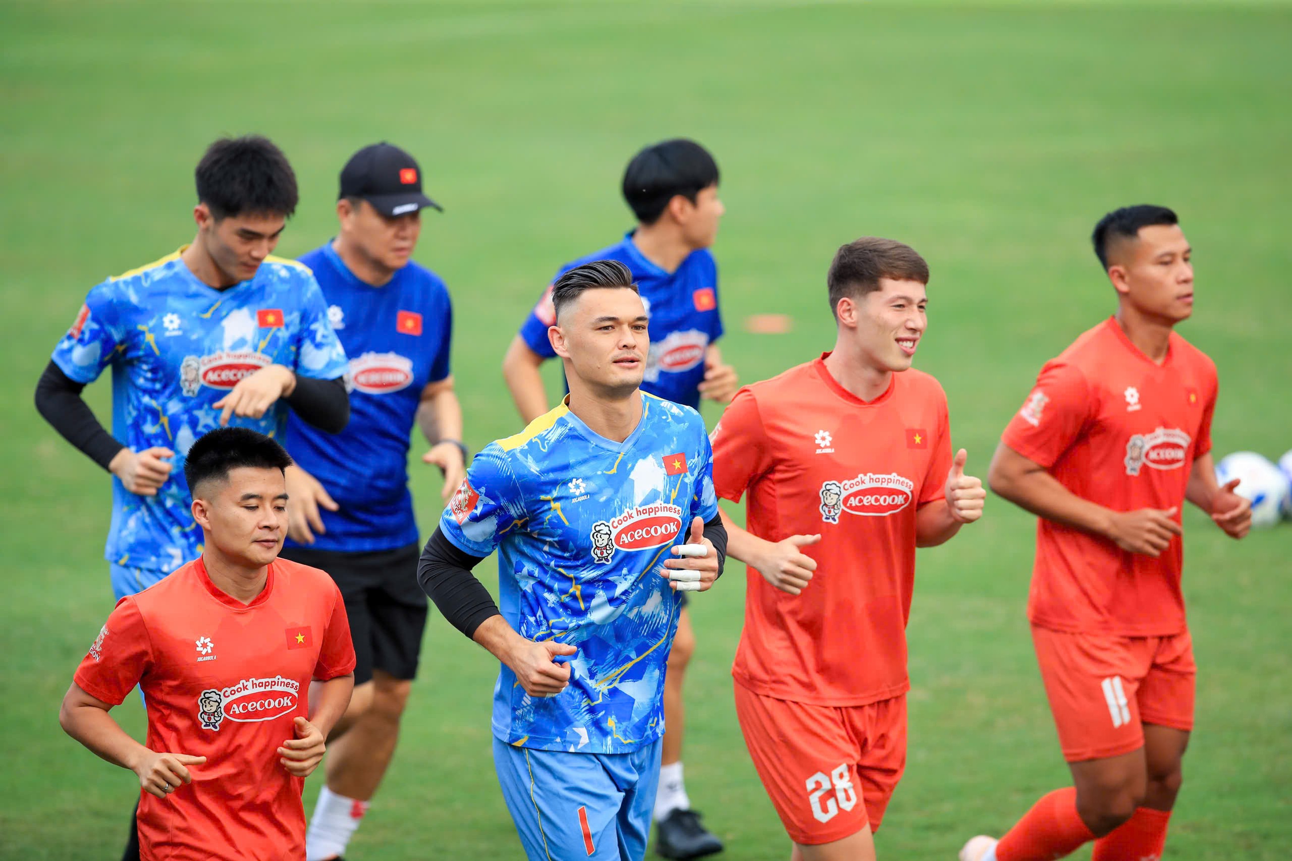 Khoa Ngô, Williams Minh Hoàng và Adou Minh rạng rỡ ra mắt đội tuyển Việt Nam, Hoàng Đức tập riêng- Ảnh 7.