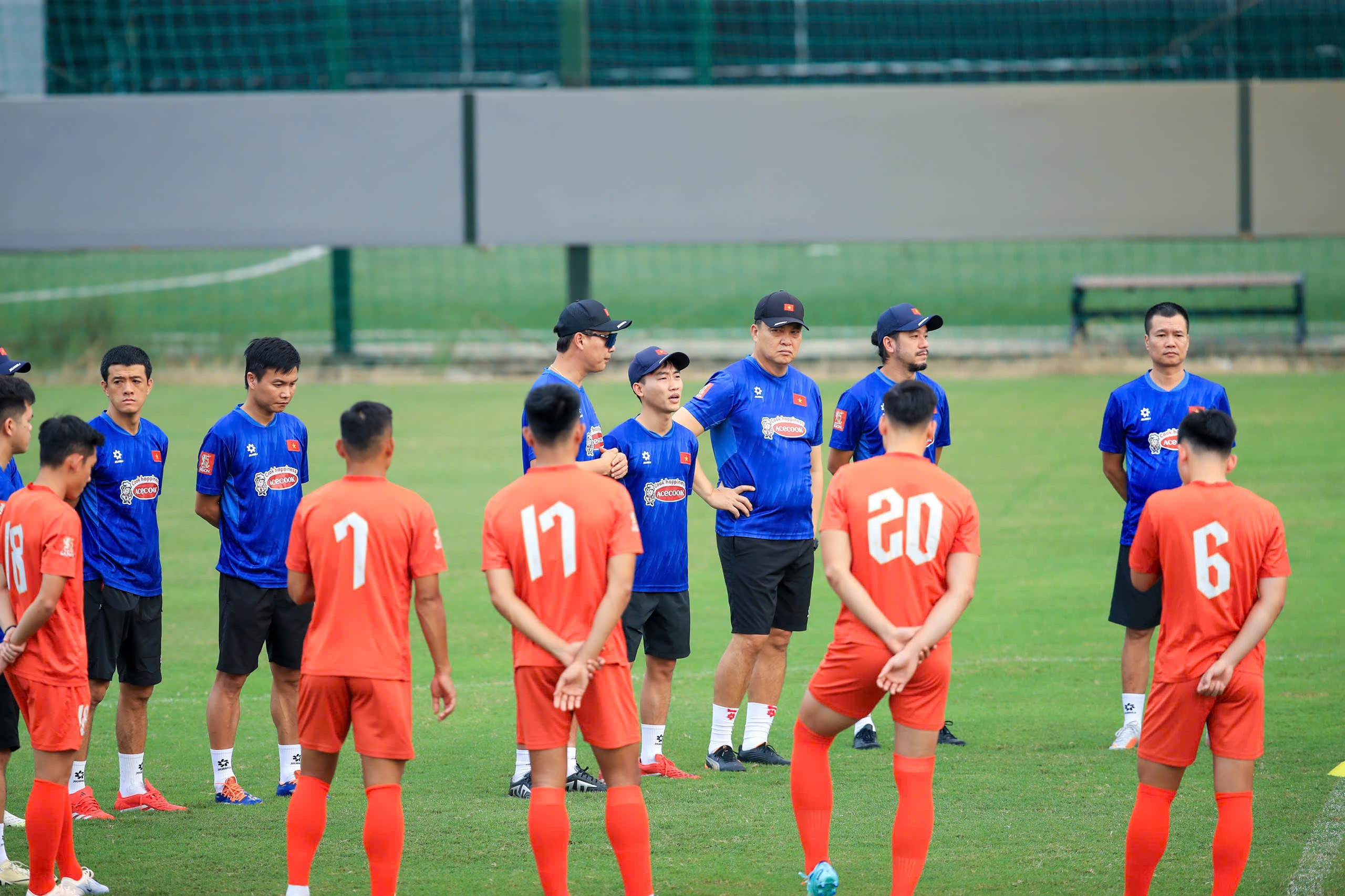 Khoa Ngô, Williams Minh Hoàng và Adou Minh rạng rỡ ra mắt đội tuyển Việt Nam, Hoàng Đức tập riêng- Ảnh 11.