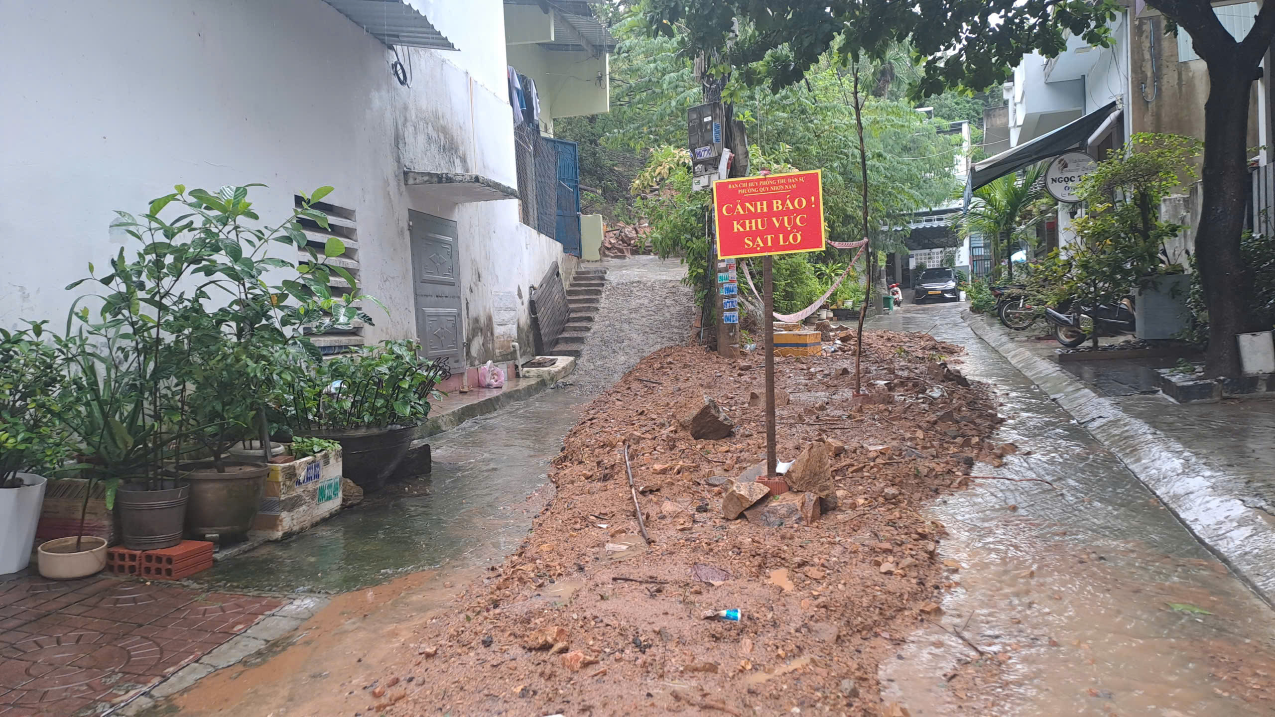 Mưa lớn khiến đất đá trên dốc Mộng Cầm sạt lở vùi lấp tuyến đường- Ảnh 1.