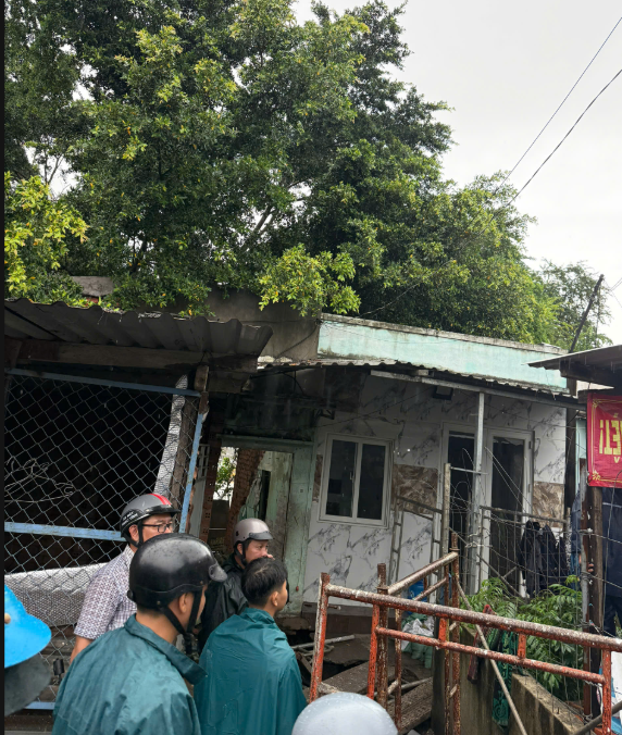 Mưa lớn nước sông Cà Ty dâng cao làm sập nhà dân ở Phan Thiết - Ảnh 3.