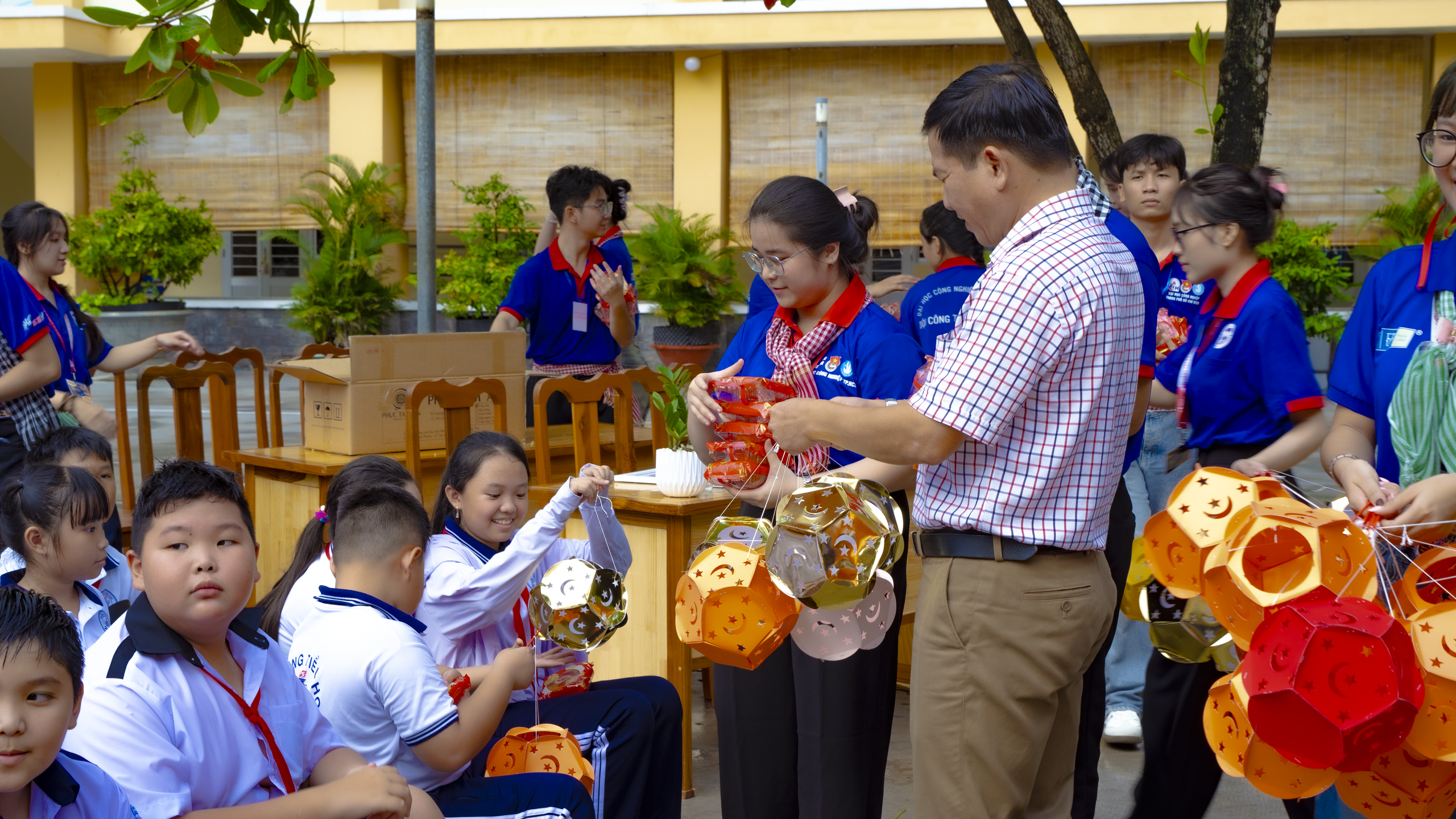 Một Đoàn trường với 19 đội hình đi về các tỉnh, thành chăm lo trung thu - Ảnh 2.