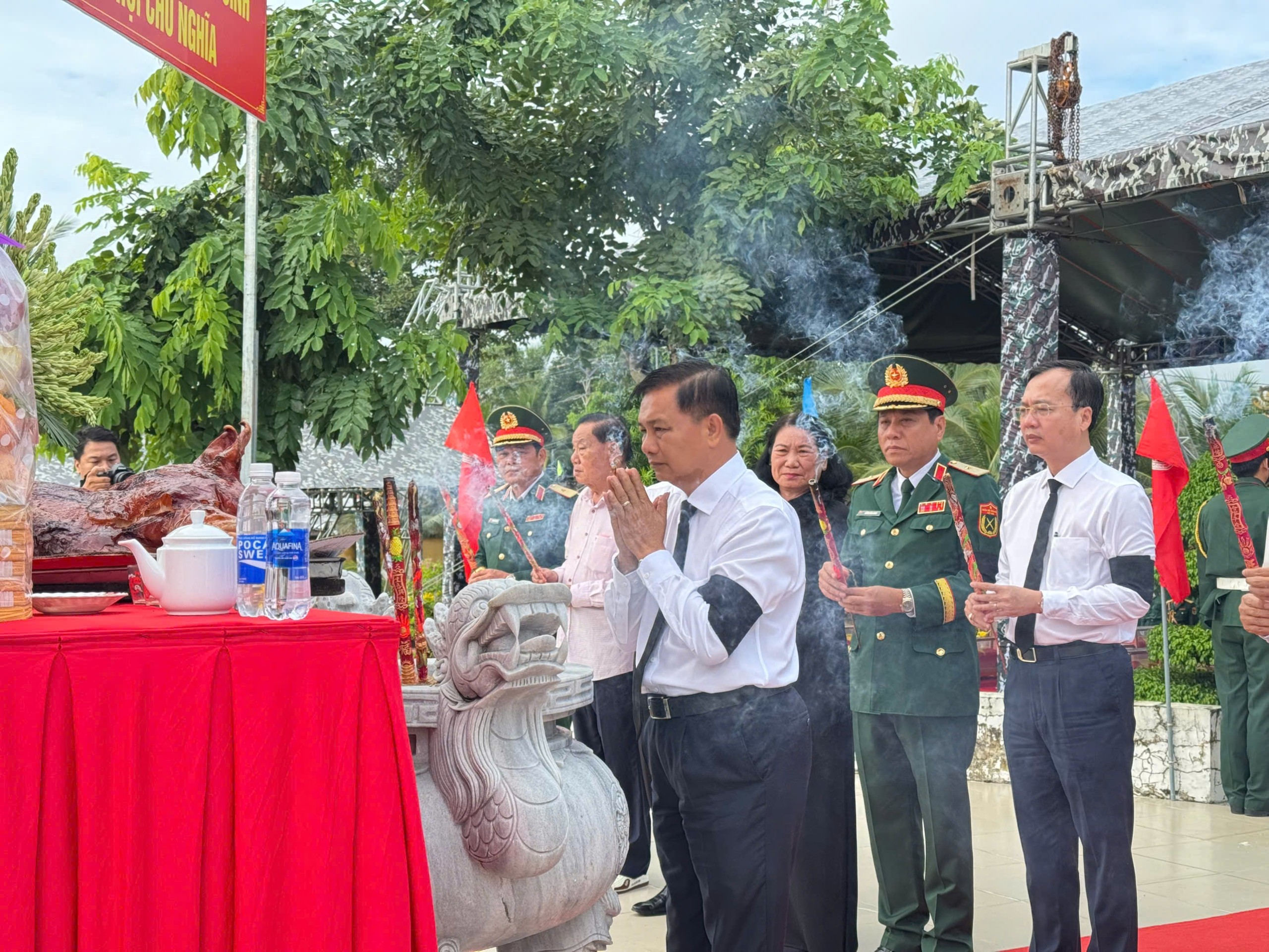 Vĩnh Long tổ chức lễ truy điệu và an táng 65 hài cốt liệt sĩ- Ảnh 1.