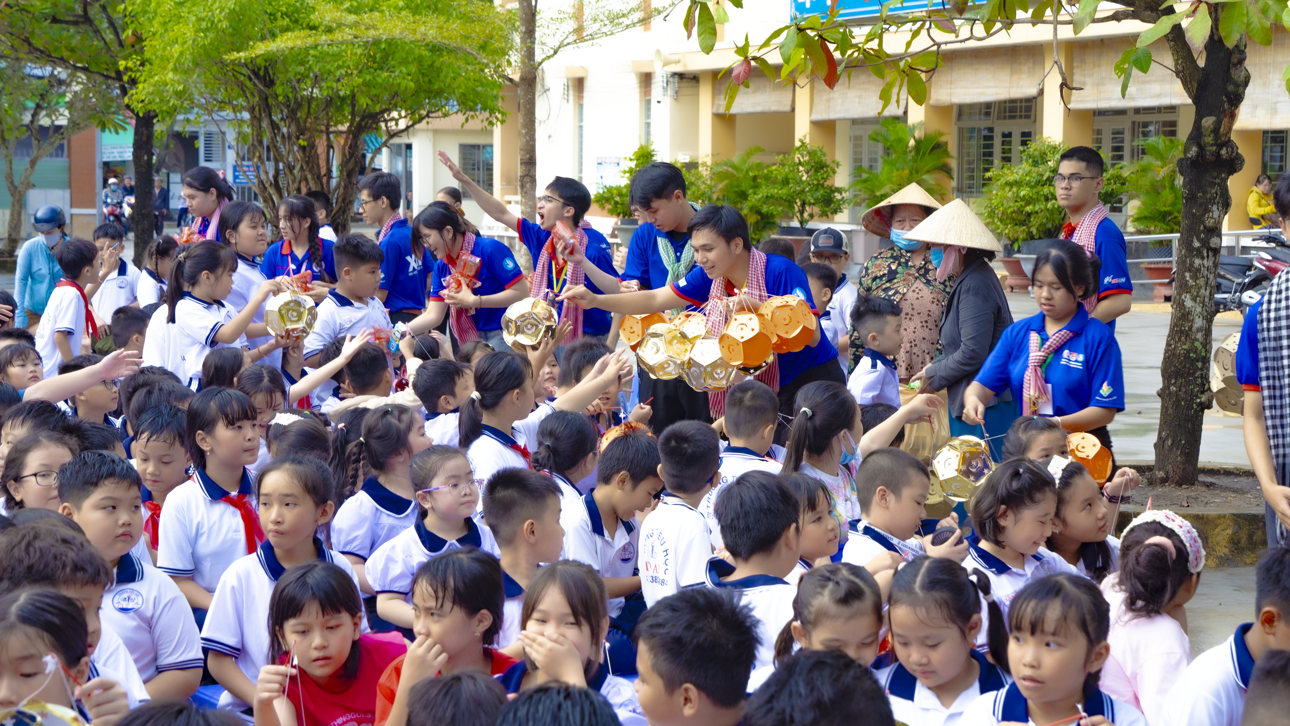 Một Đoàn trường với 19 đội hình đi về các tỉnh, thành chăm lo trung thu - Ảnh 3.