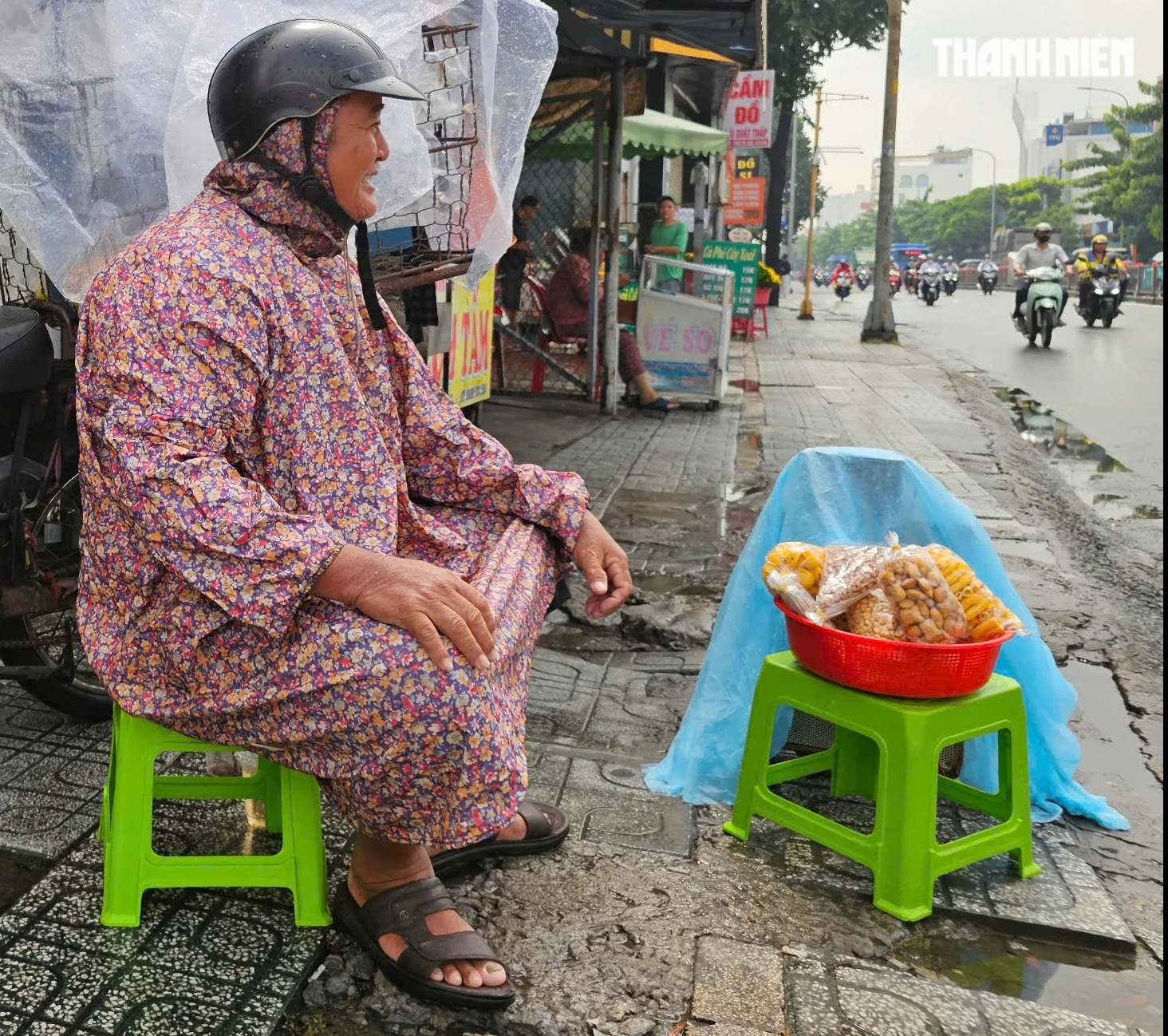 Ấm l&ograve;ng người đ&agrave;n &ocirc;ng b&aacute;n b&aacute;nh đội mưa nu&ocirc;i con v&agrave;o đại học - Ảnh 2.
