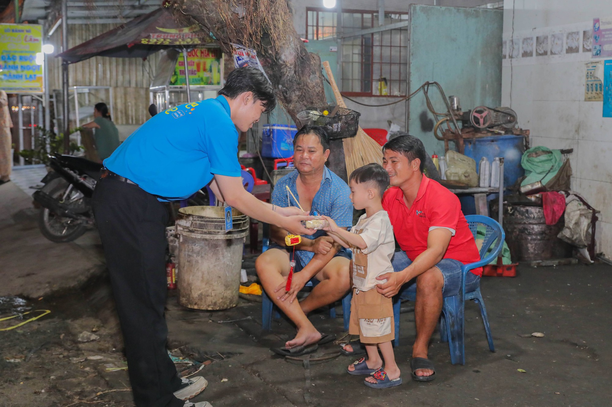 Một Đoàn trường với 19 đội hình đi về các tỉnh, thành chăm lo trung thu - Ảnh 4.