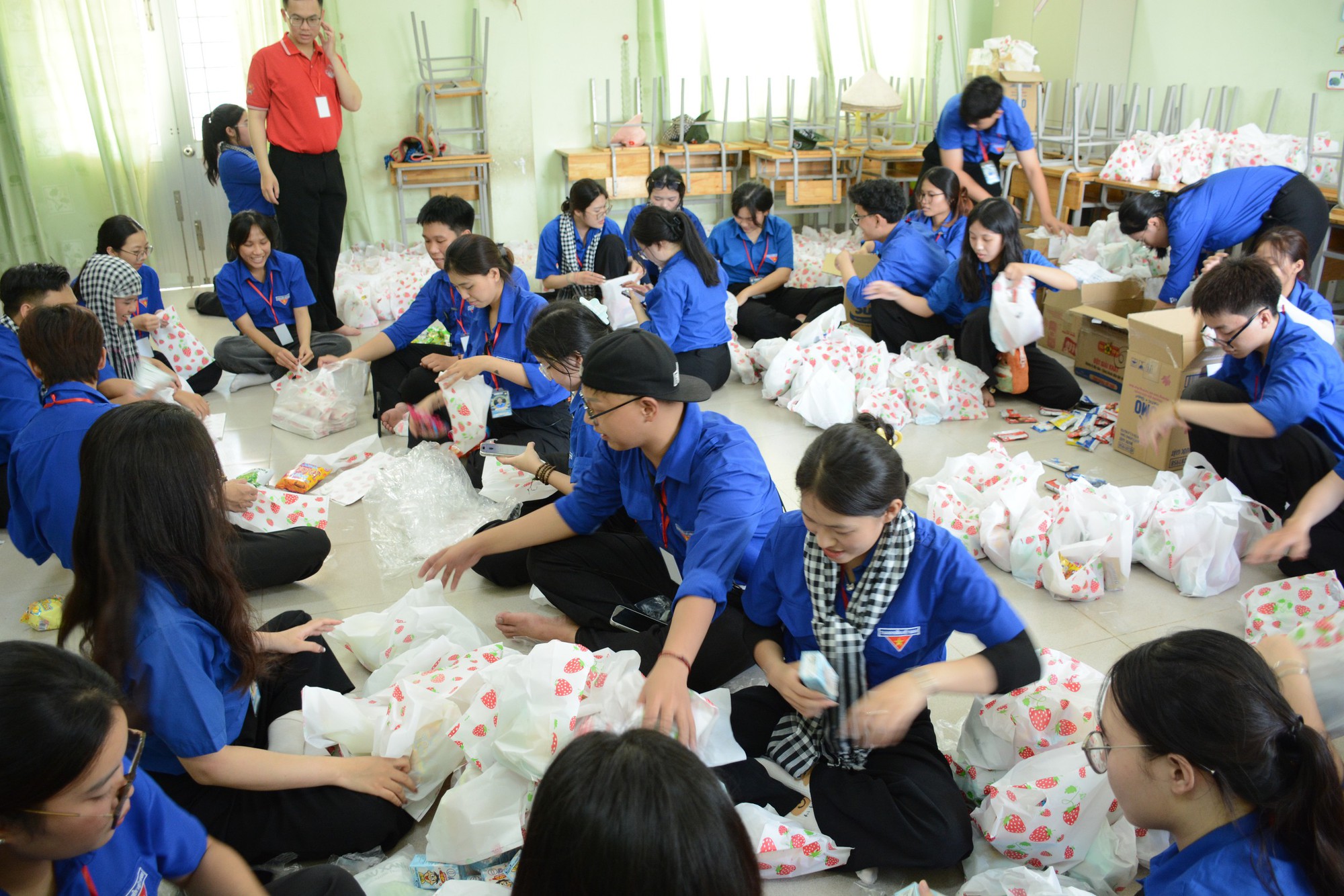 Một Đoàn trường với 19 đội hình đi về các tỉnh, thành chăm lo trung thu - Ảnh 6.
