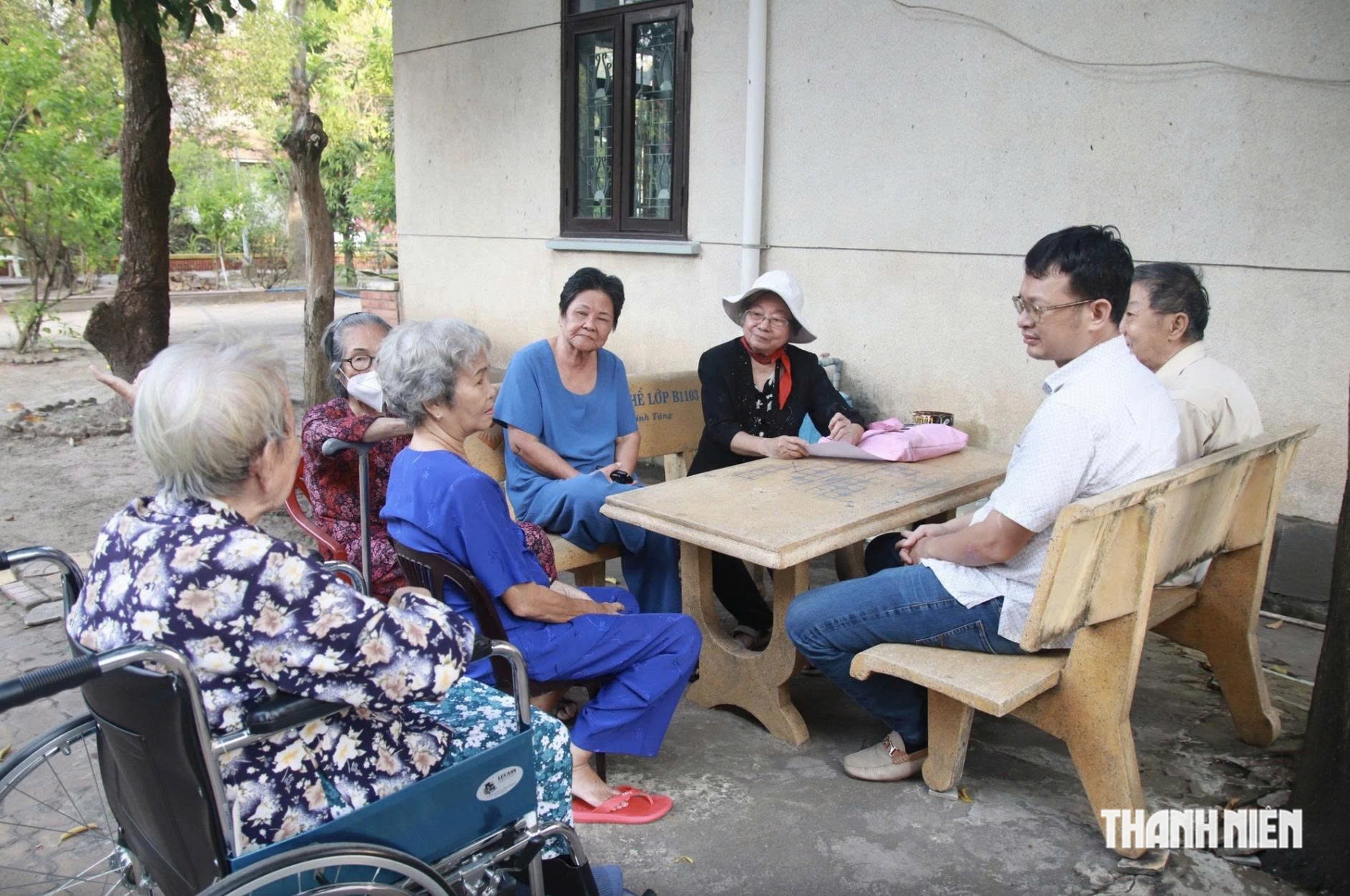 Vì sao con cái bị ‘ném đá’ khi đưa cha mẹ vào viện dưỡng lão - Ảnh 2.