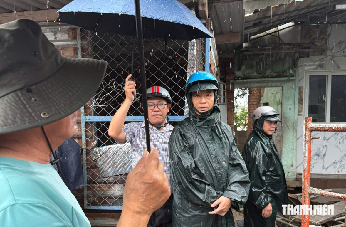 Mưa lớn nước sông Cà Ty dâng cao làm sập nhà dân ở Phan Thiết - Ảnh 1.
