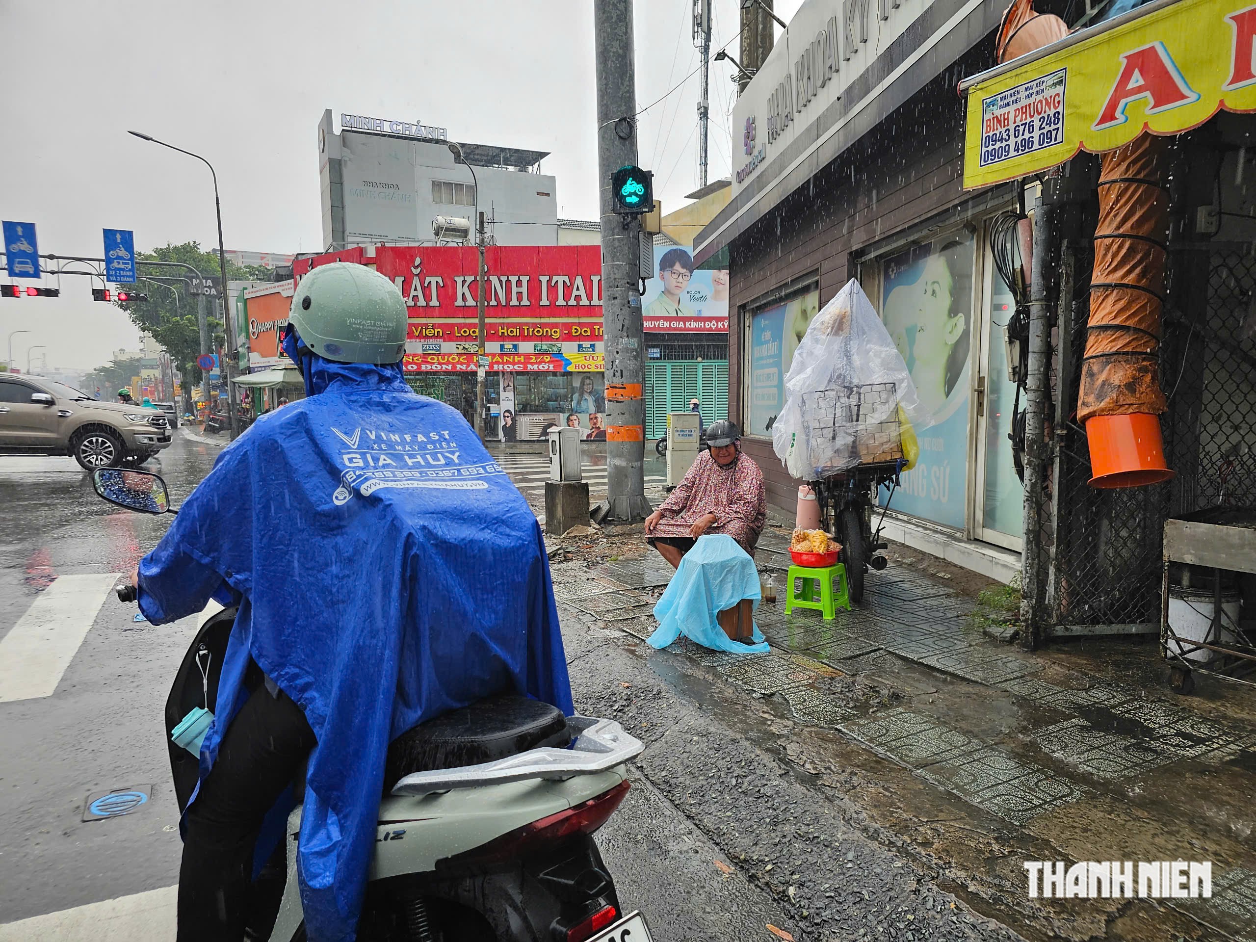 Ấm l&ograve;ng người đ&agrave;n &ocirc;ng b&aacute;n b&aacute;nh đội mưa nu&ocirc;i con v&agrave;o đại học - Ảnh 3.