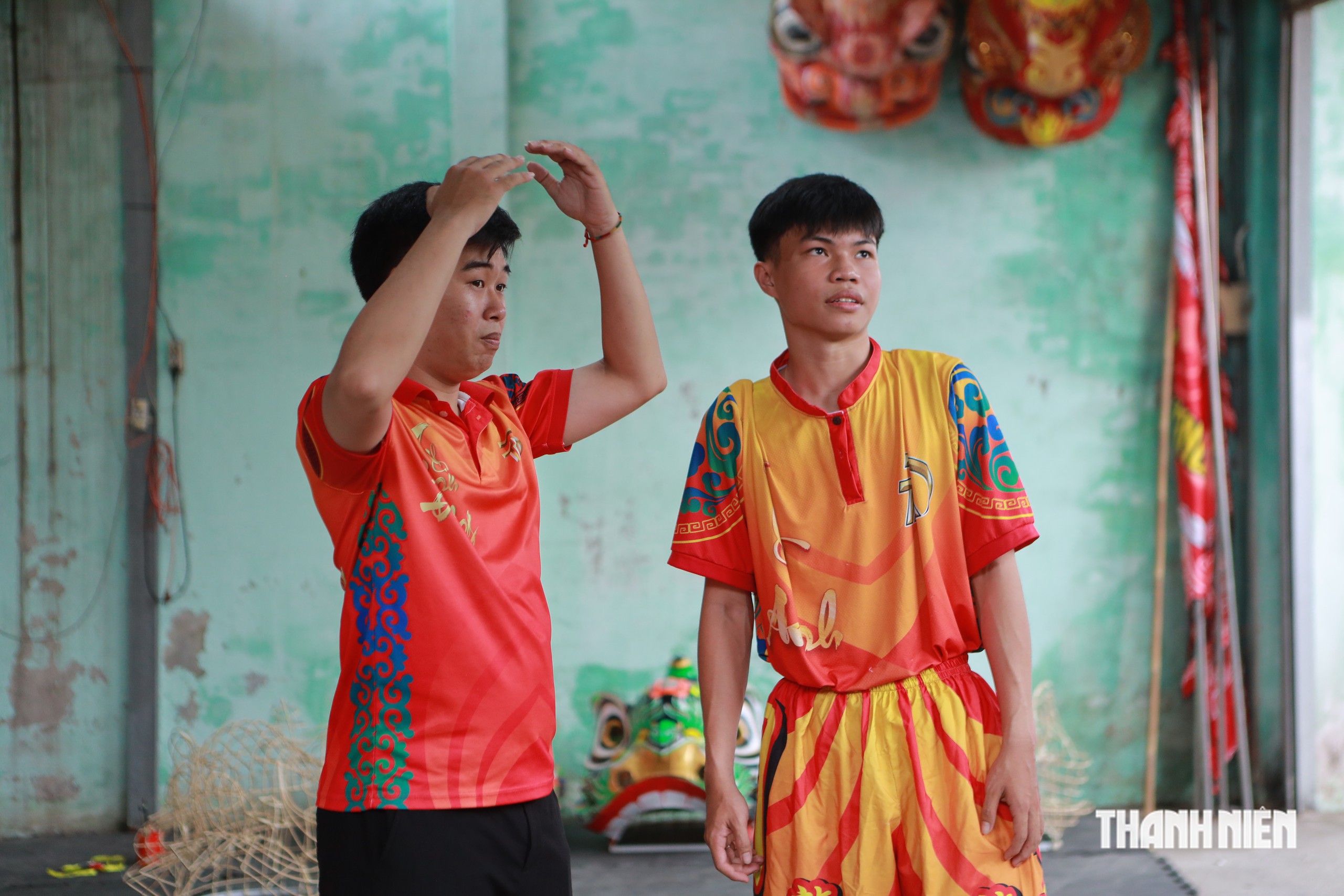 Chàng trai 28 tuổi cưu mang những đứa trẻ cơ nhỡ bằng nghề múa lân ở TP.HCM - Ảnh 2.