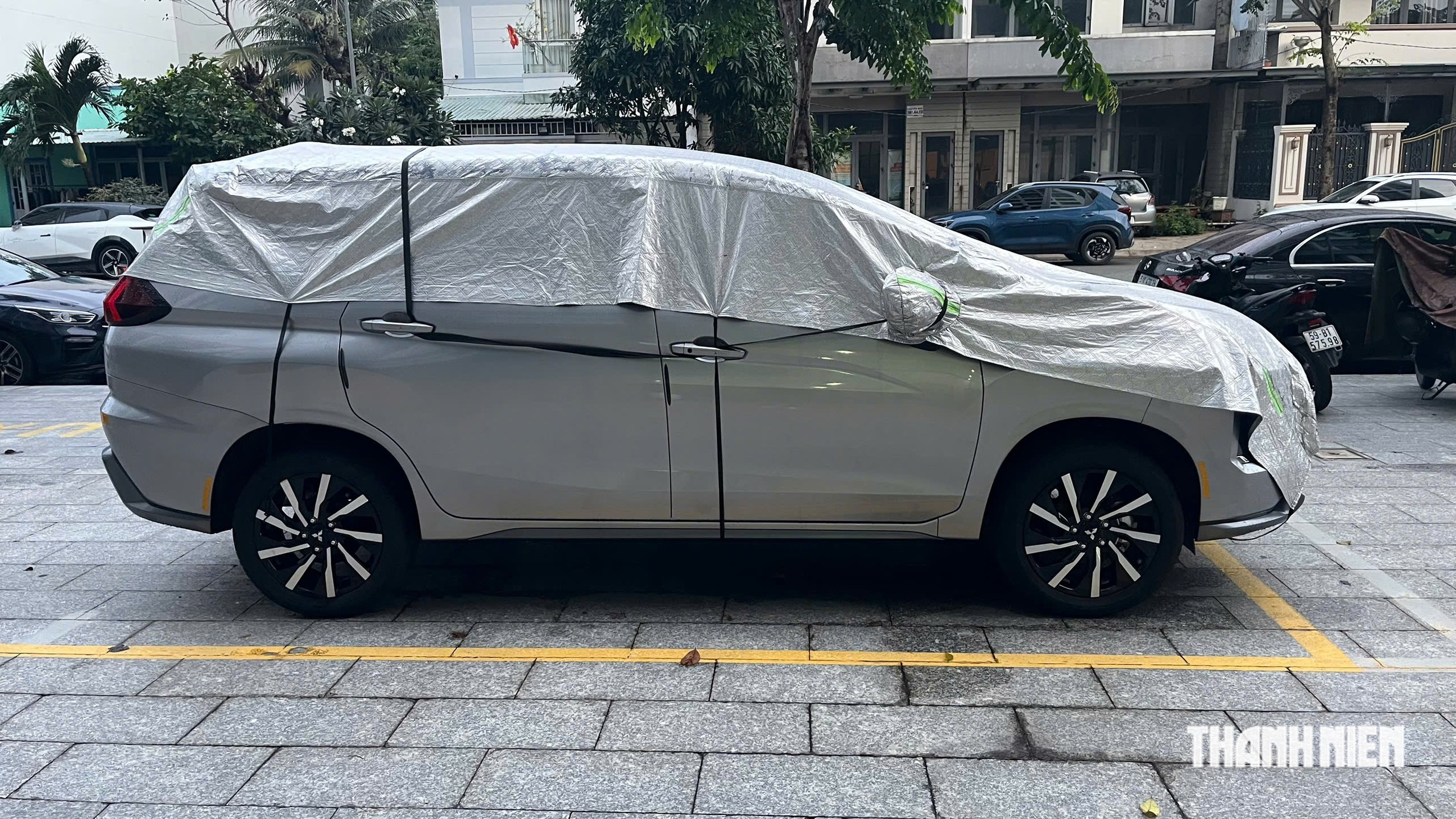Đỗ ô tô dưới mưa dài ngày, cần lưu ý gì khi sử dụng bạt che xe? - Ảnh 2.