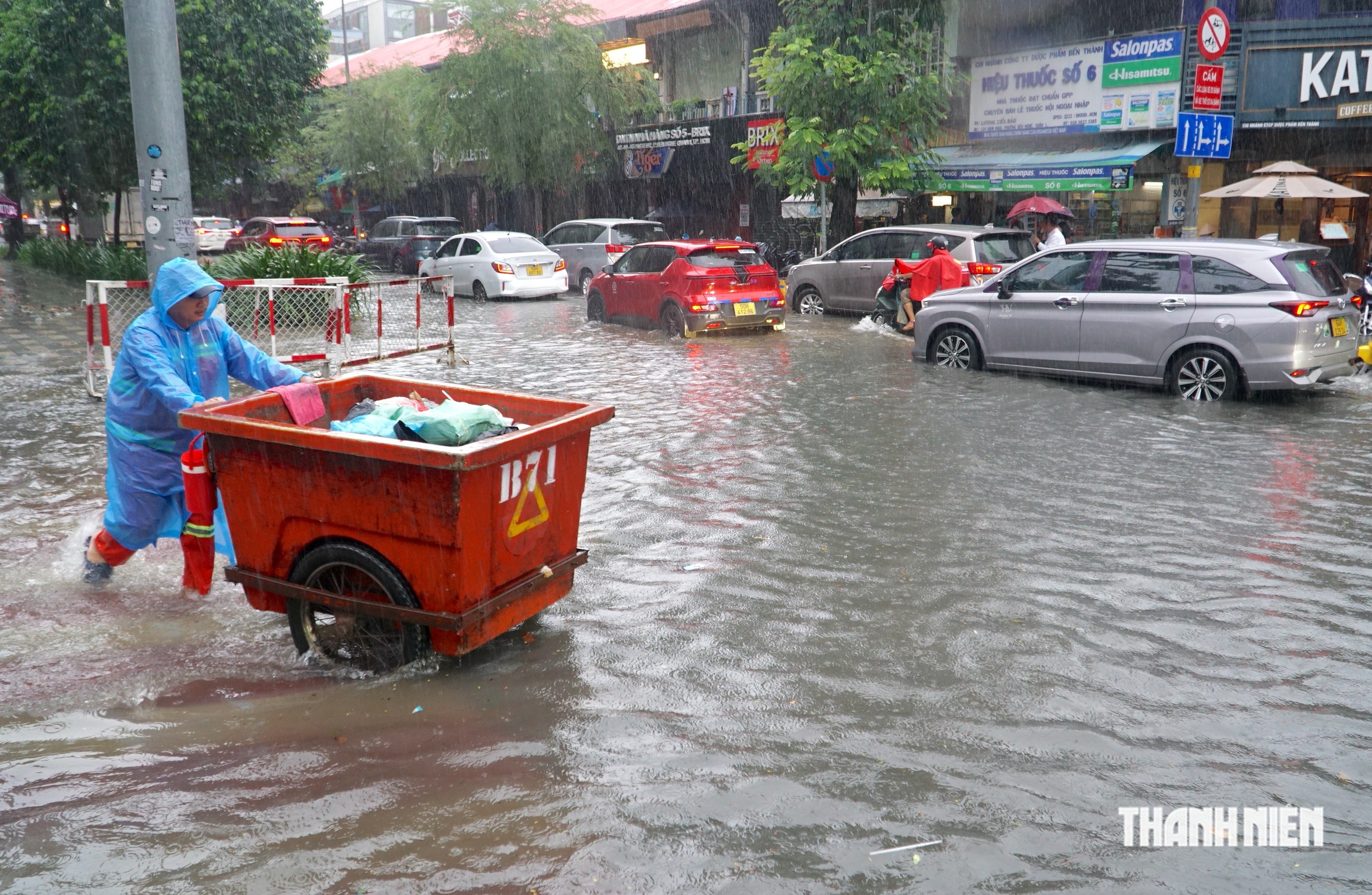 Mưa lớn chiều nay làm nhiều đường ở trung tâm TP.HCM ngập lênh láng - Ảnh 7.