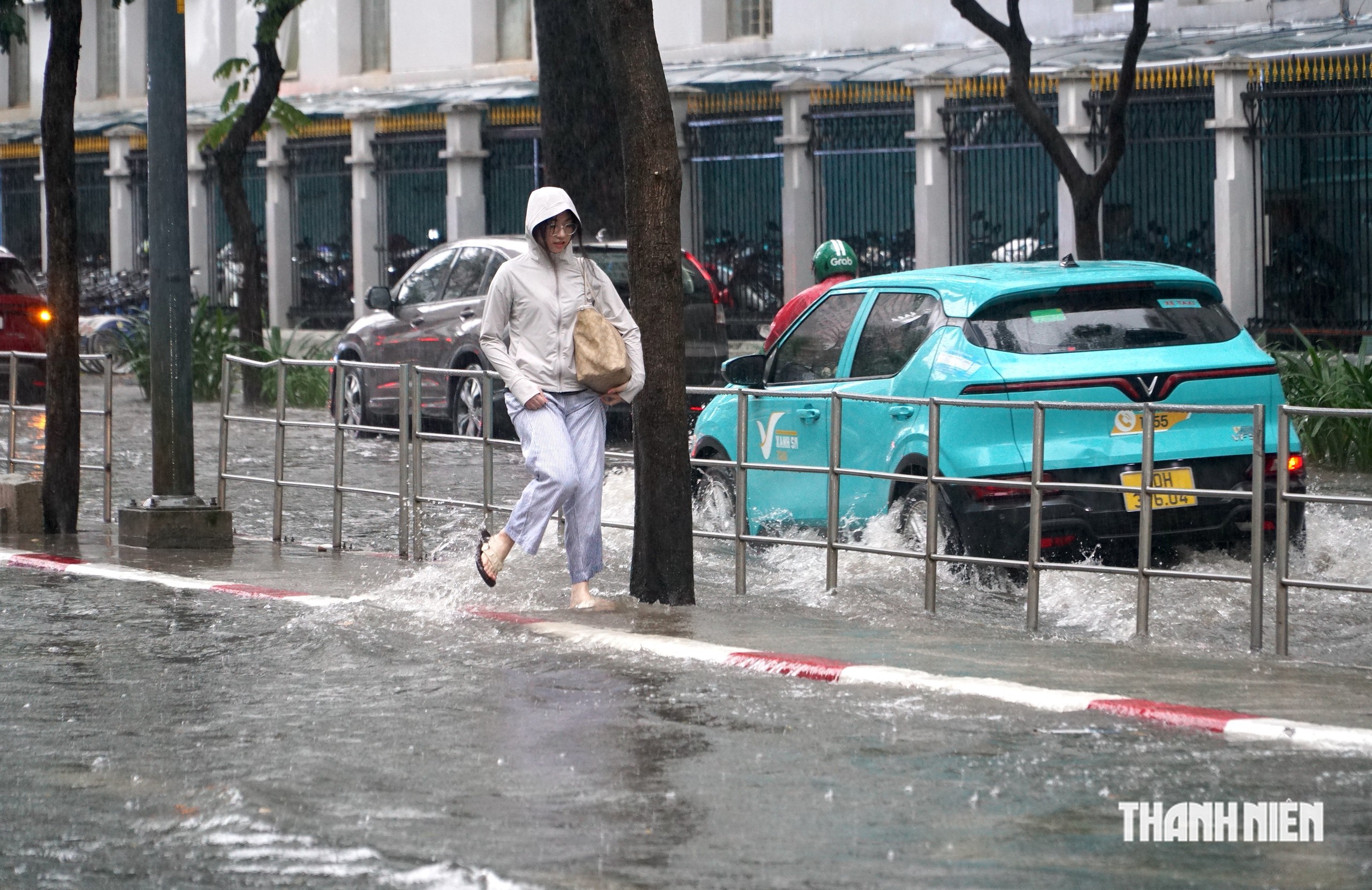 Mưa lớn chiều nay làm nhiều đường ở trung tâm TP.HCM ngập lênh láng - Ảnh 6.