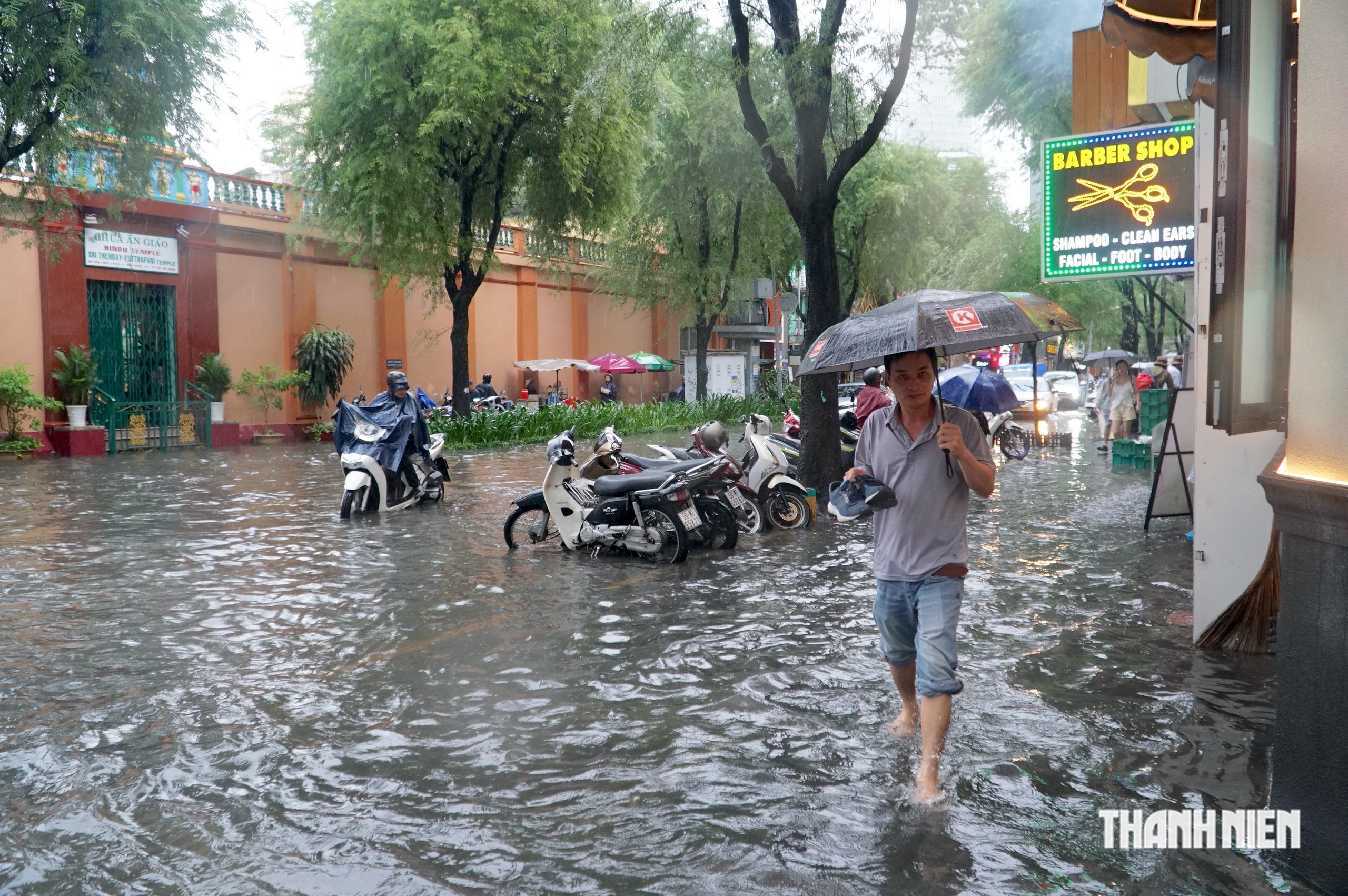 Mưa lớn chiều nay làm nhiều đường ở trung tâm TP.HCM ngập lênh láng - Ảnh 9.