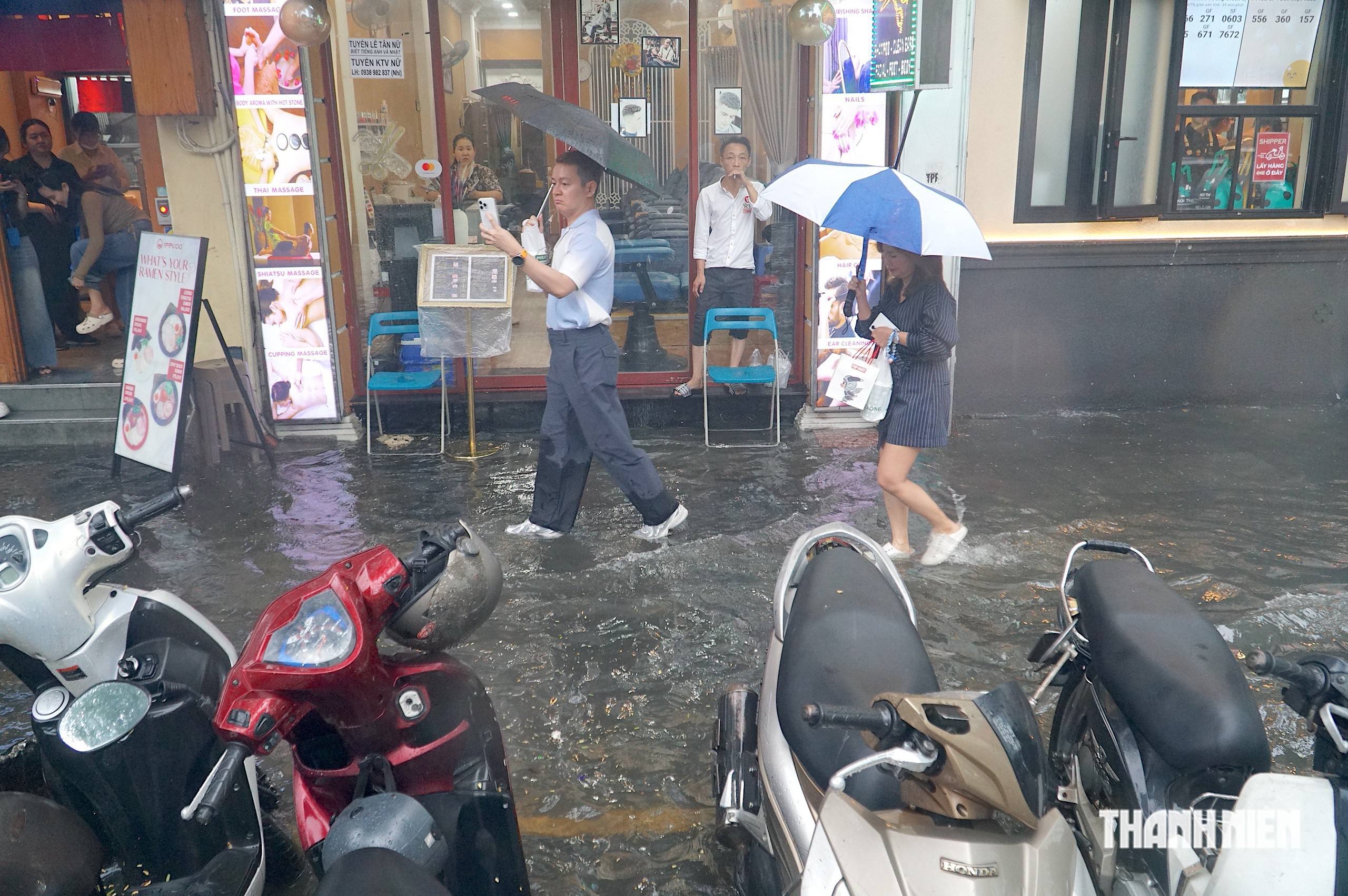 Mưa lớn chiều nay làm nhiều đường ở trung tâm TP.HCM ngập lênh láng - Ảnh 11.