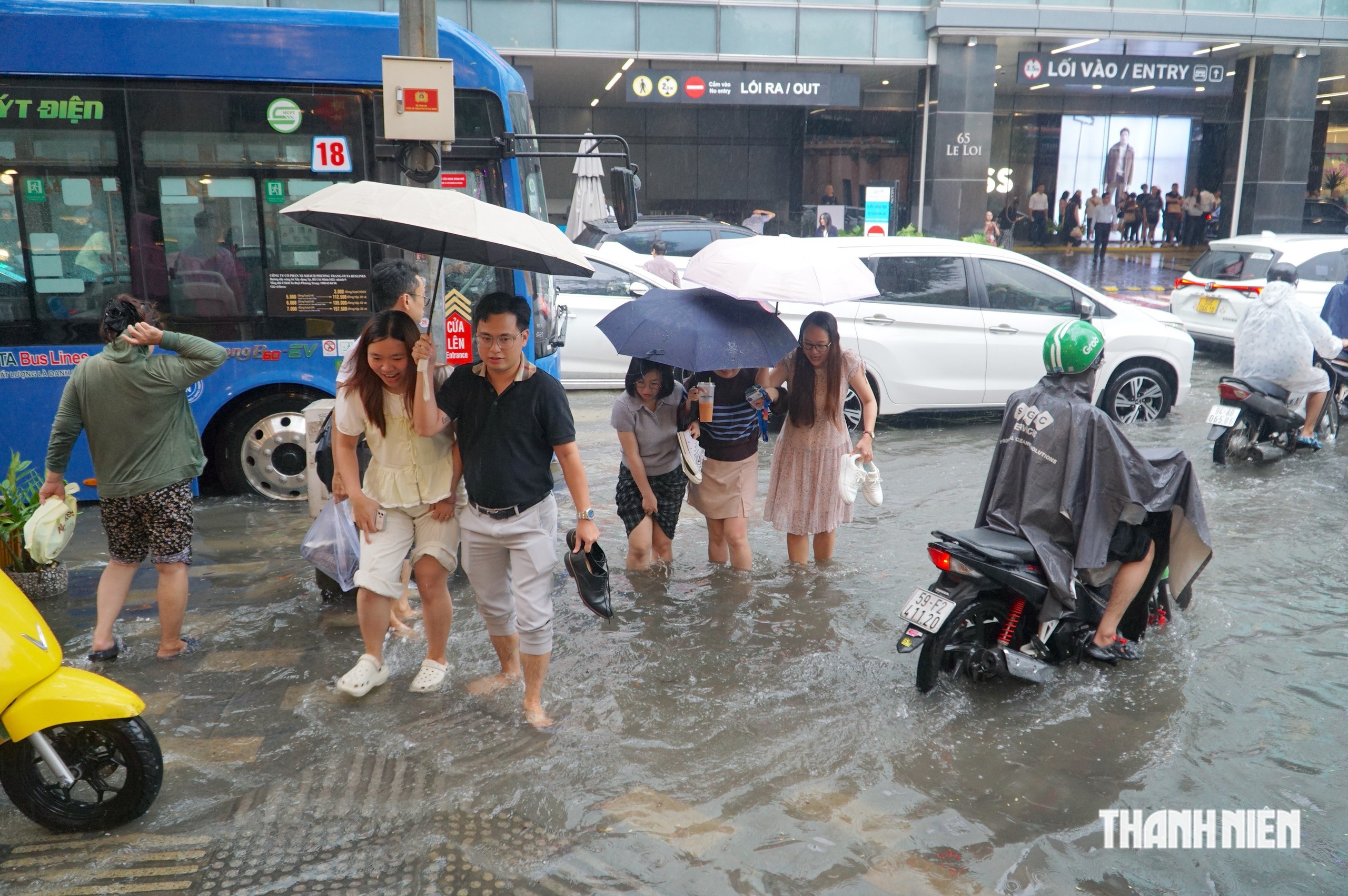 Mưa lớn chiều nay làm nhiều đường ở trung tâm TP.HCM ngập lênh láng - Ảnh 10.