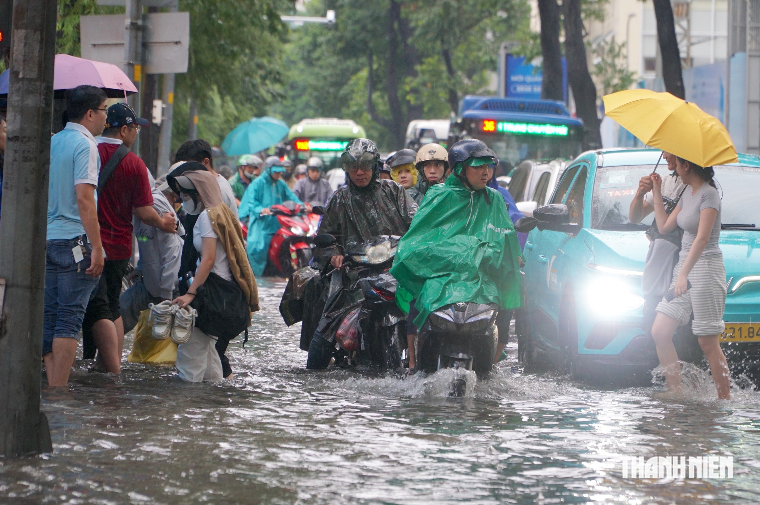 Mưa lớn chiều nay làm nhiều đường ở trung tâm TP.HCM ngập lênh láng - Ảnh 12.
