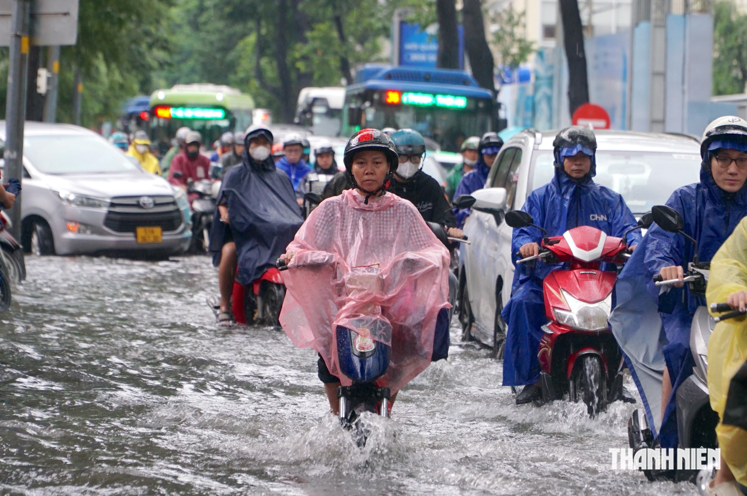 Mưa lớn chiều nay làm nhiều đường ở trung tâm TP.HCM ngập lênh láng - Ảnh 8.