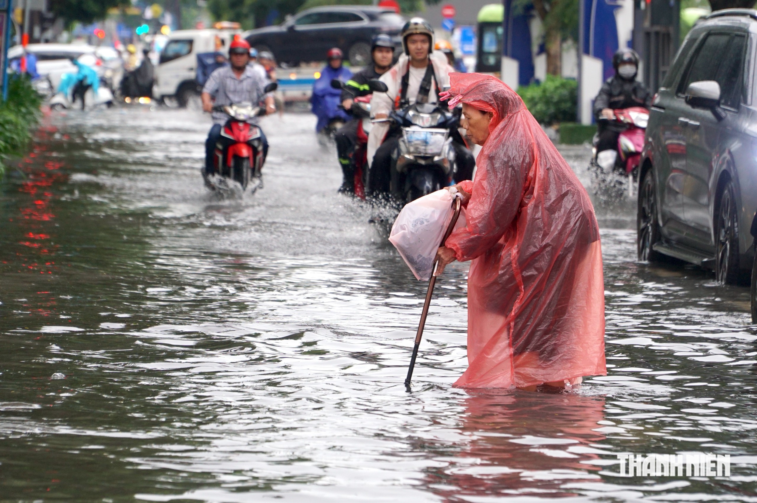 Mưa lớn chiều nay làm nhiều đường ở trung tâm TP.HCM ngập lênh láng - Ảnh 5.