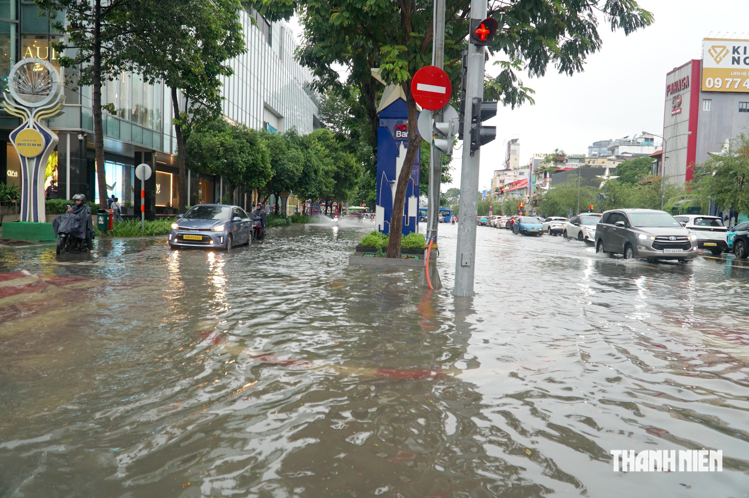 Mưa lớn chiều nay làm nhiều đường ở trung tâm TP.HCM ngập lênh láng - Ảnh 2.