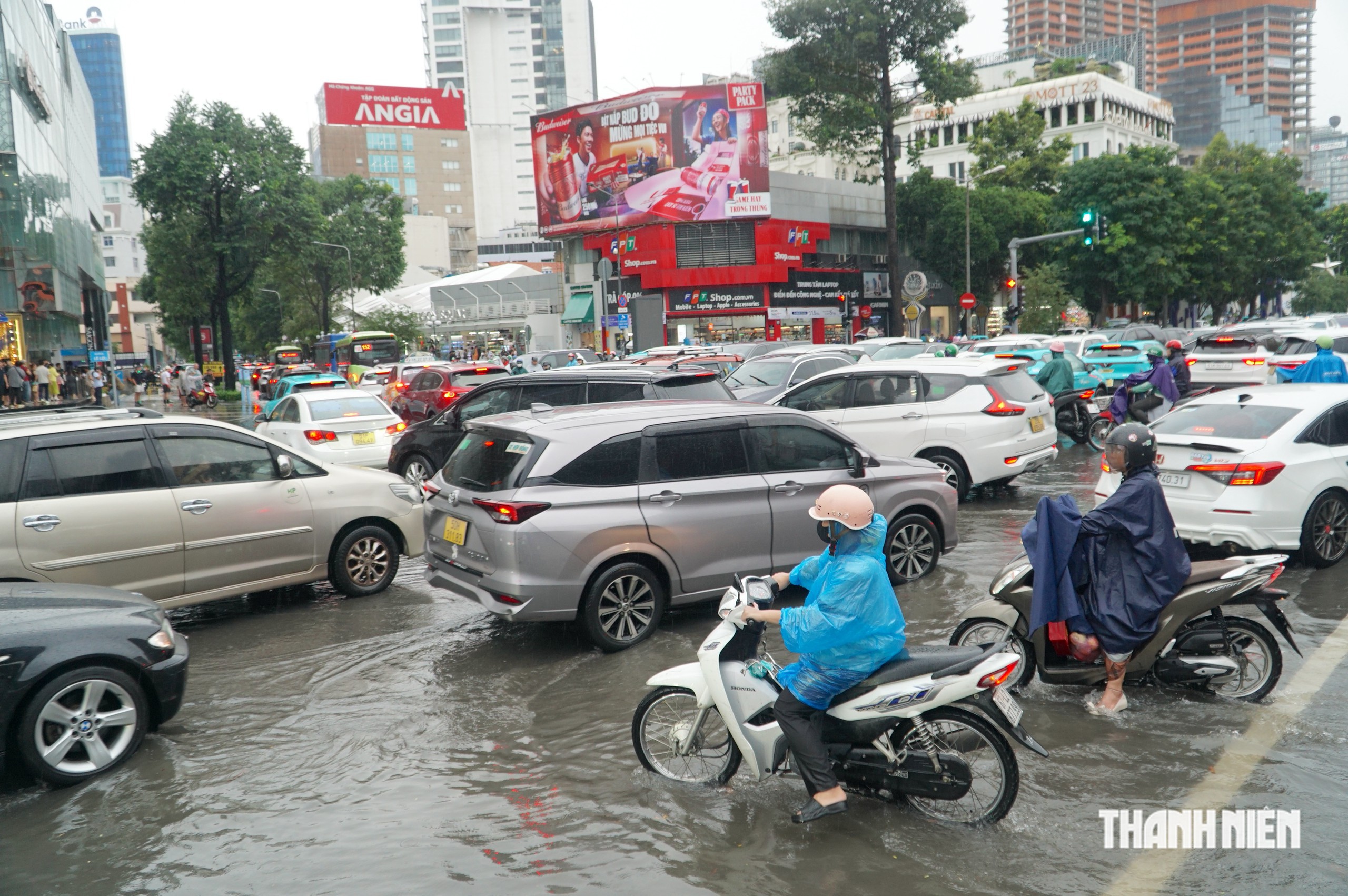 Mưa lớn chiều nay làm nhiều đường ở trung tâm TP.HCM ngập lênh láng - Ảnh 13.