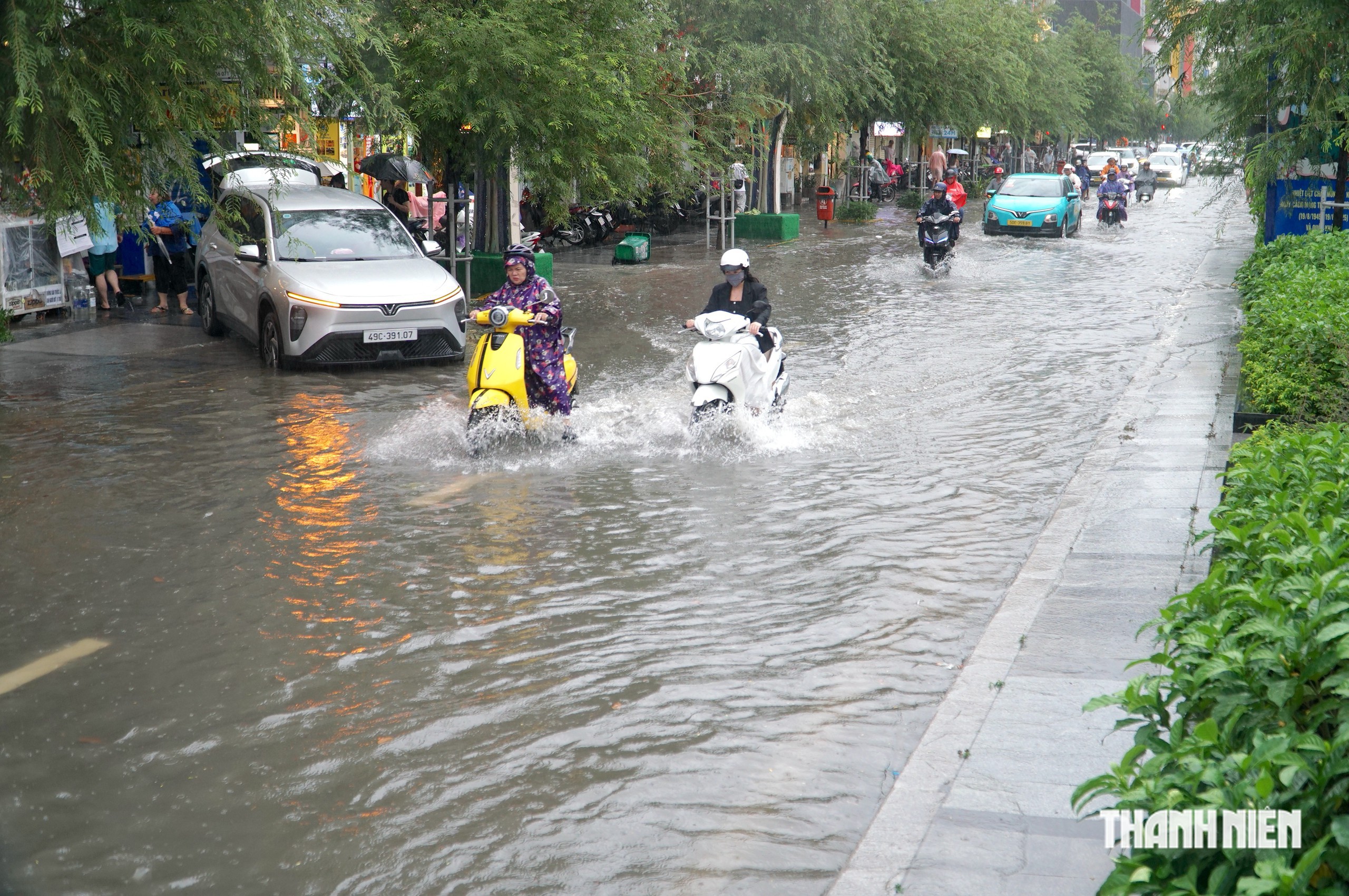 Mưa lớn chiều nay làm nhiều đường ở trung tâm TP.HCM ngập lênh láng - Ảnh 3.