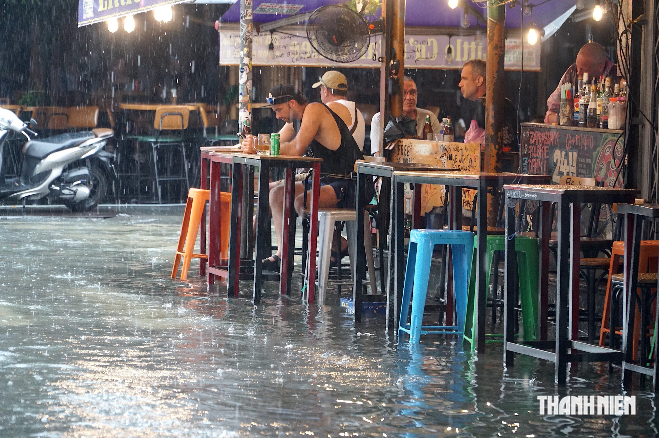 Mưa lớn chiều nay làm Phố Tây Bùi Viện chìm trong nước - Ảnh 7.