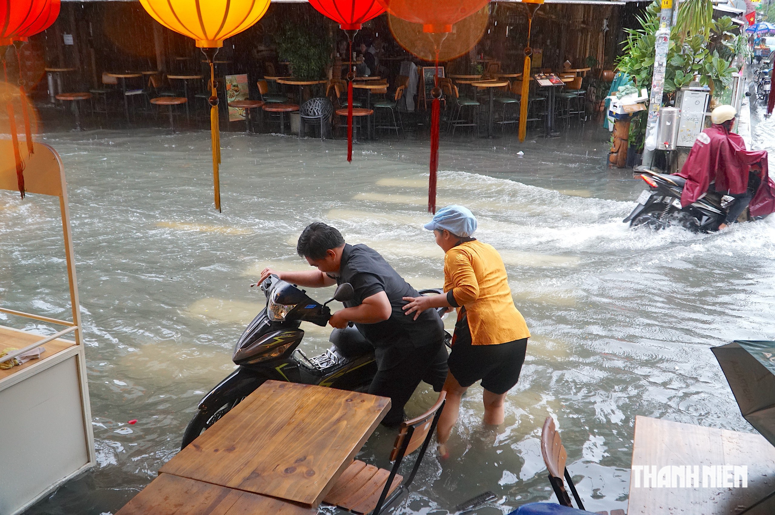 Mưa lớn chiều nay làm Phố Tây Bùi Viện chìm trong nước - Ảnh 6.