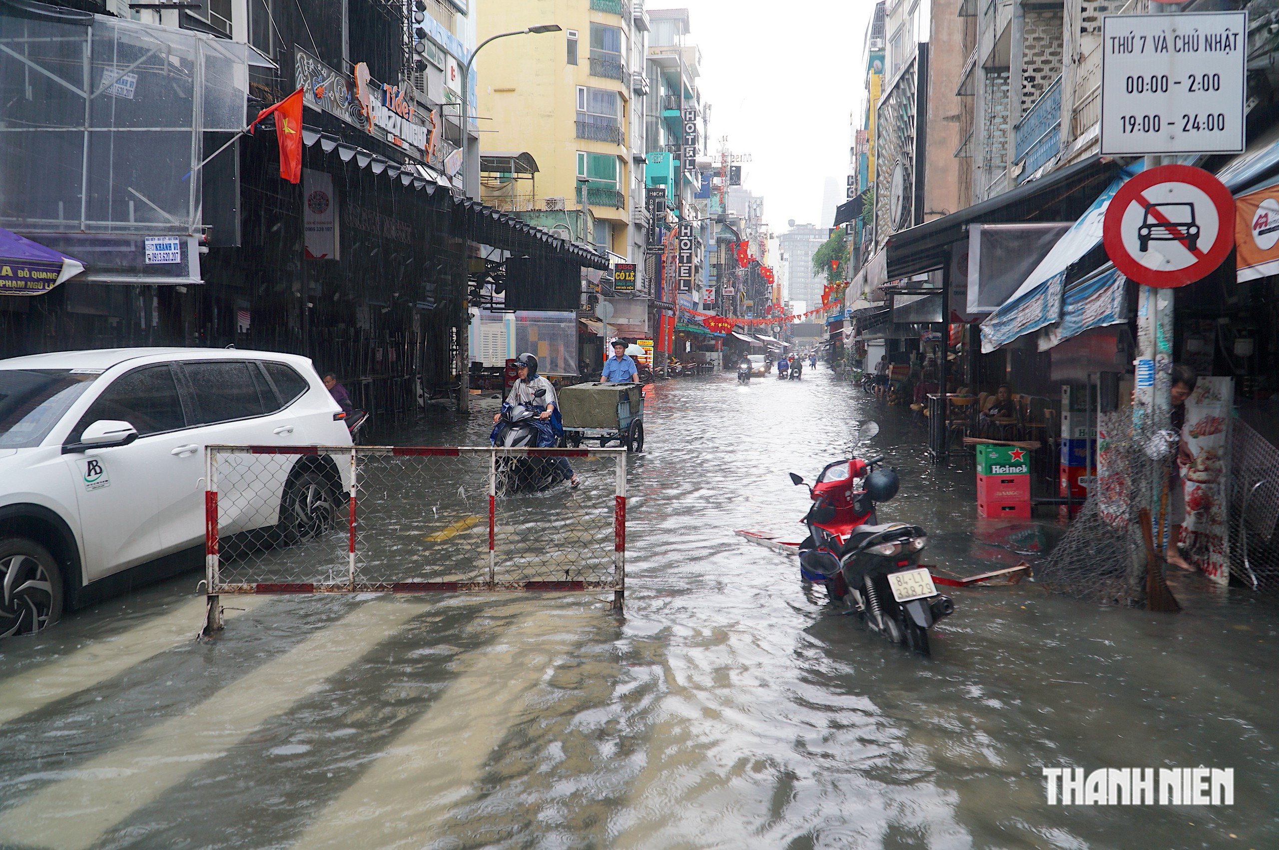 Mưa lớn chiều nay làm Phố Tây Bùi Viện chìm trong nước - Ảnh 10.