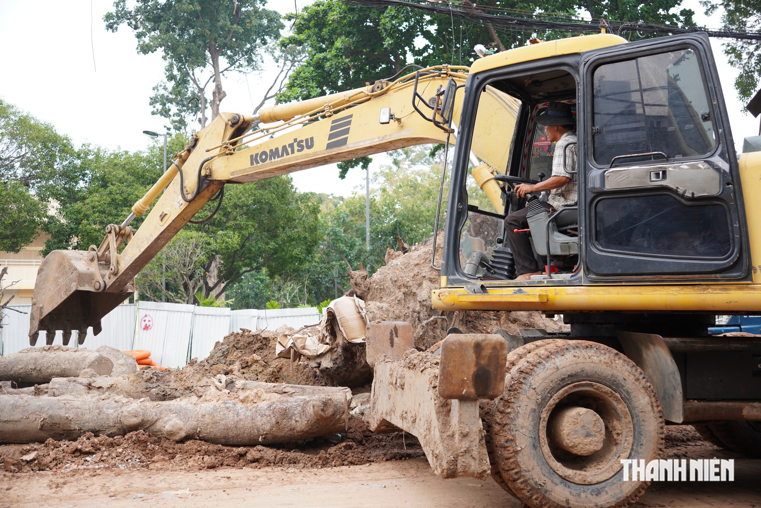 Tiểu thương kể cảnh chuyển từng chuyến hàng vì đường quá nhỏ, nay đường vào chợ - Ảnh 2.