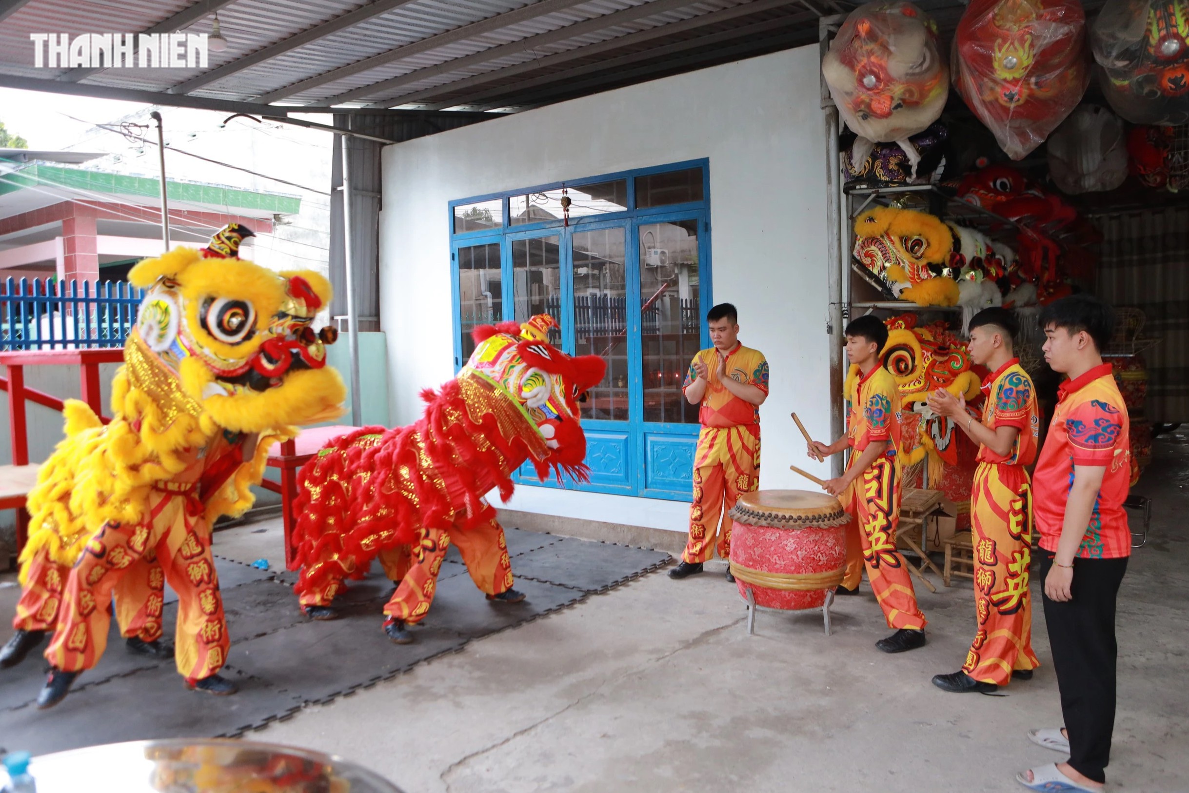 Chàng trai 28 tuổi cưu mang những đứa trẻ cơ nhỡ bằng nghề múa lân ở TP.HCM - Ảnh 1.