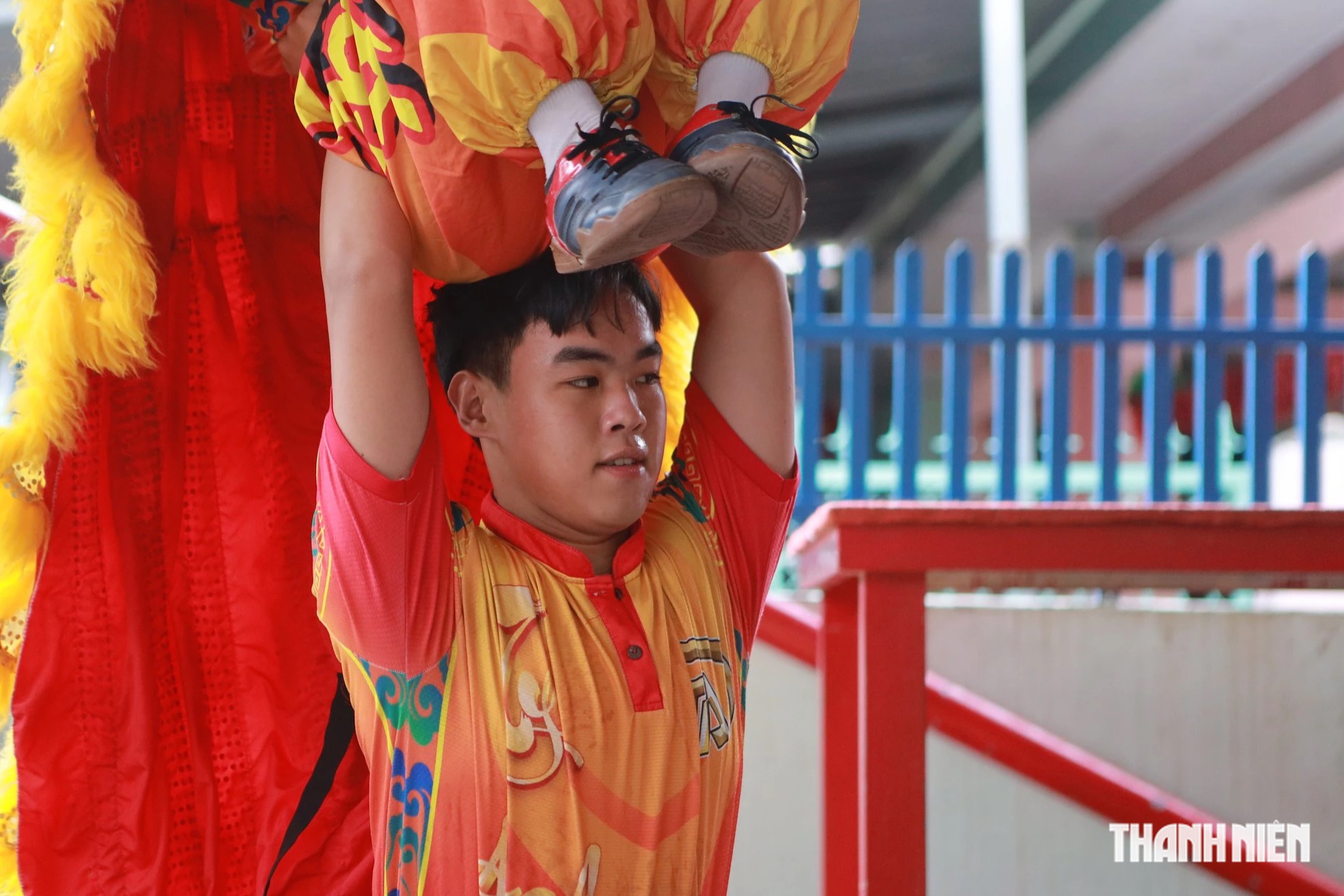 Chàng trai 28 tuổi cưu mang những đứa trẻ cơ nhỡ bằng nghề múa lân ở TP.HCM - Ảnh 5.