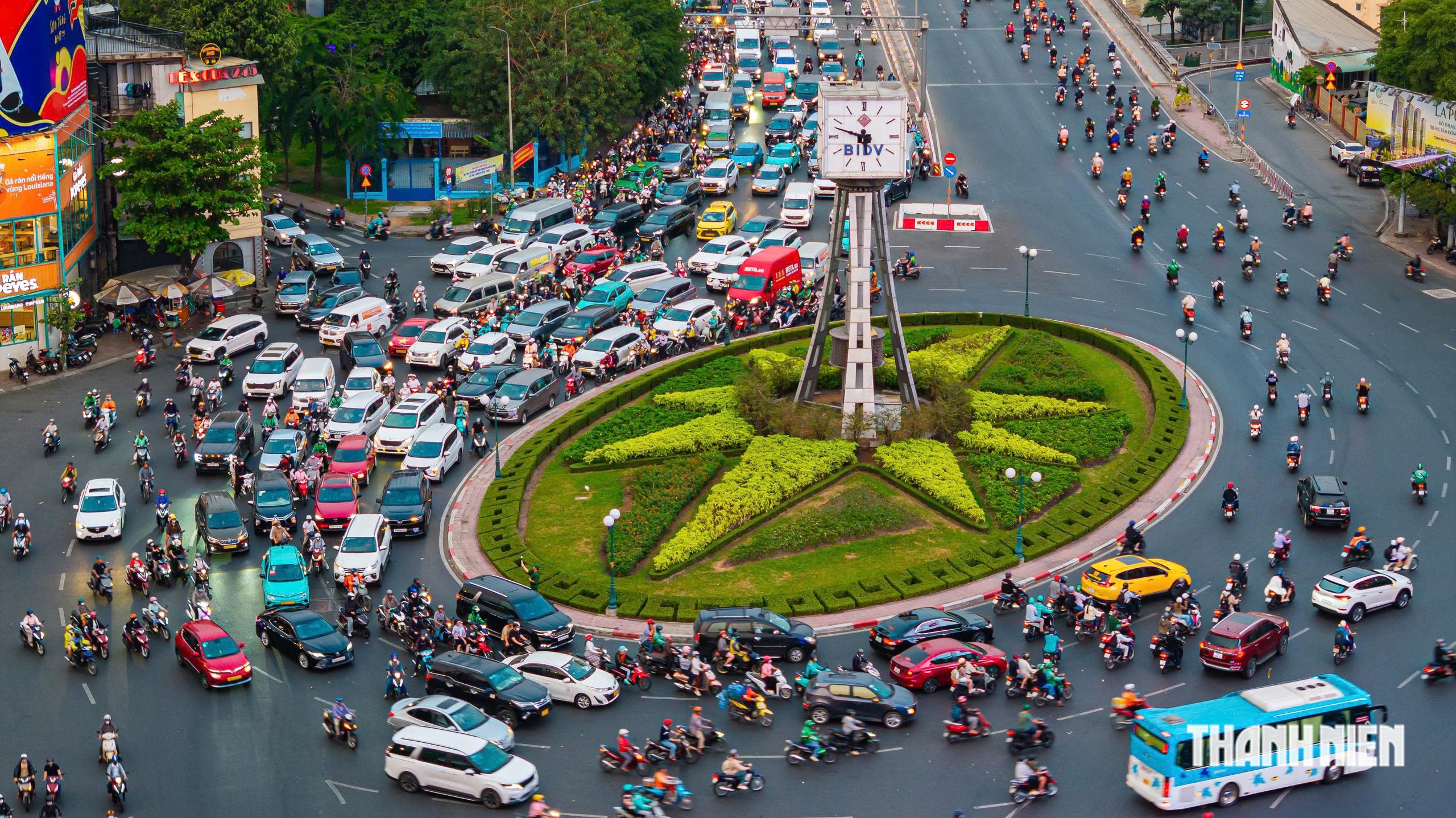 Đ&uacute;ng 4 th&aacute;ng bỏ chạy v&ograve;ng xuyến, v&ograve;ng xoay Điện Bi&ecirc;n Phủ giờ ra sao? - Ảnh 2.