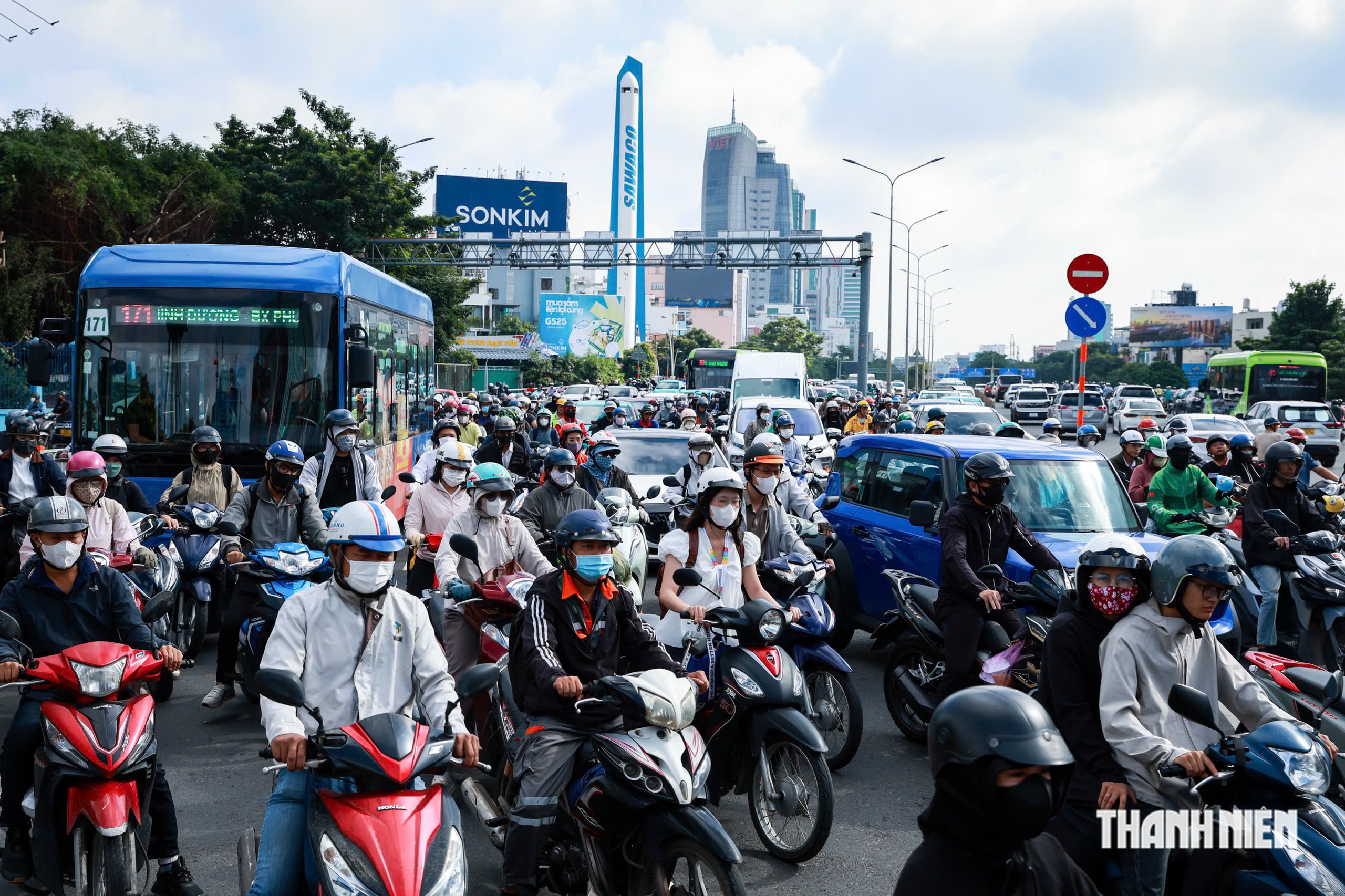 Đ&uacute;ng 4 th&aacute;ng bỏ chạy v&ograve;ng xuyến, v&ograve;ng xoay Điện Bi&ecirc;n Phủ giờ ra sao? - Ảnh 11.