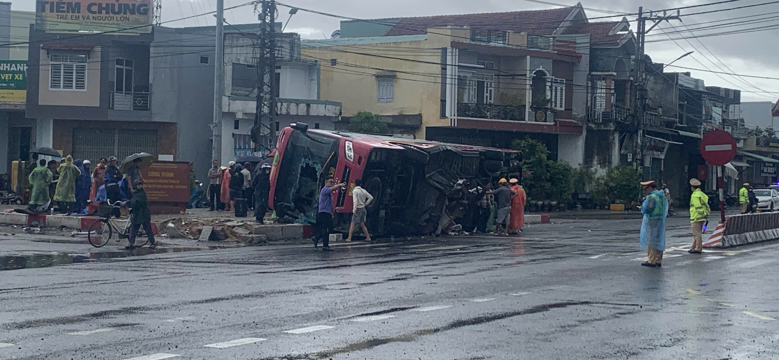 Hai nạn nhân tử vong trong vụ tai nạn liên hoàn trên quốc lộ 1- Ảnh 2.