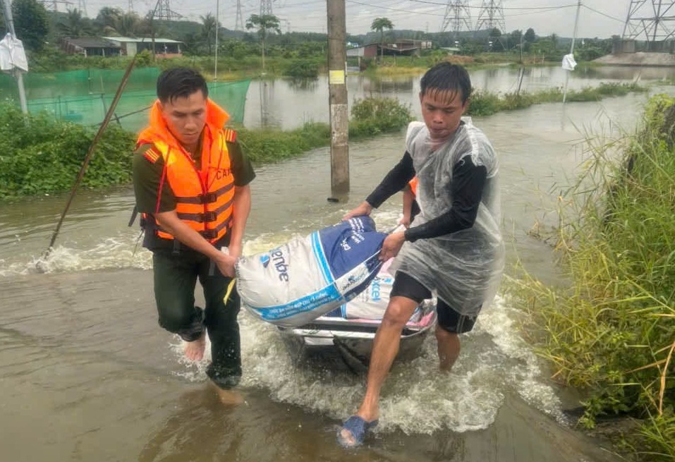 Con đường ở Đồng Nai ngập nặng, người d&acirc;n sống 40 năm chưa từng thấy - Ảnh 5.