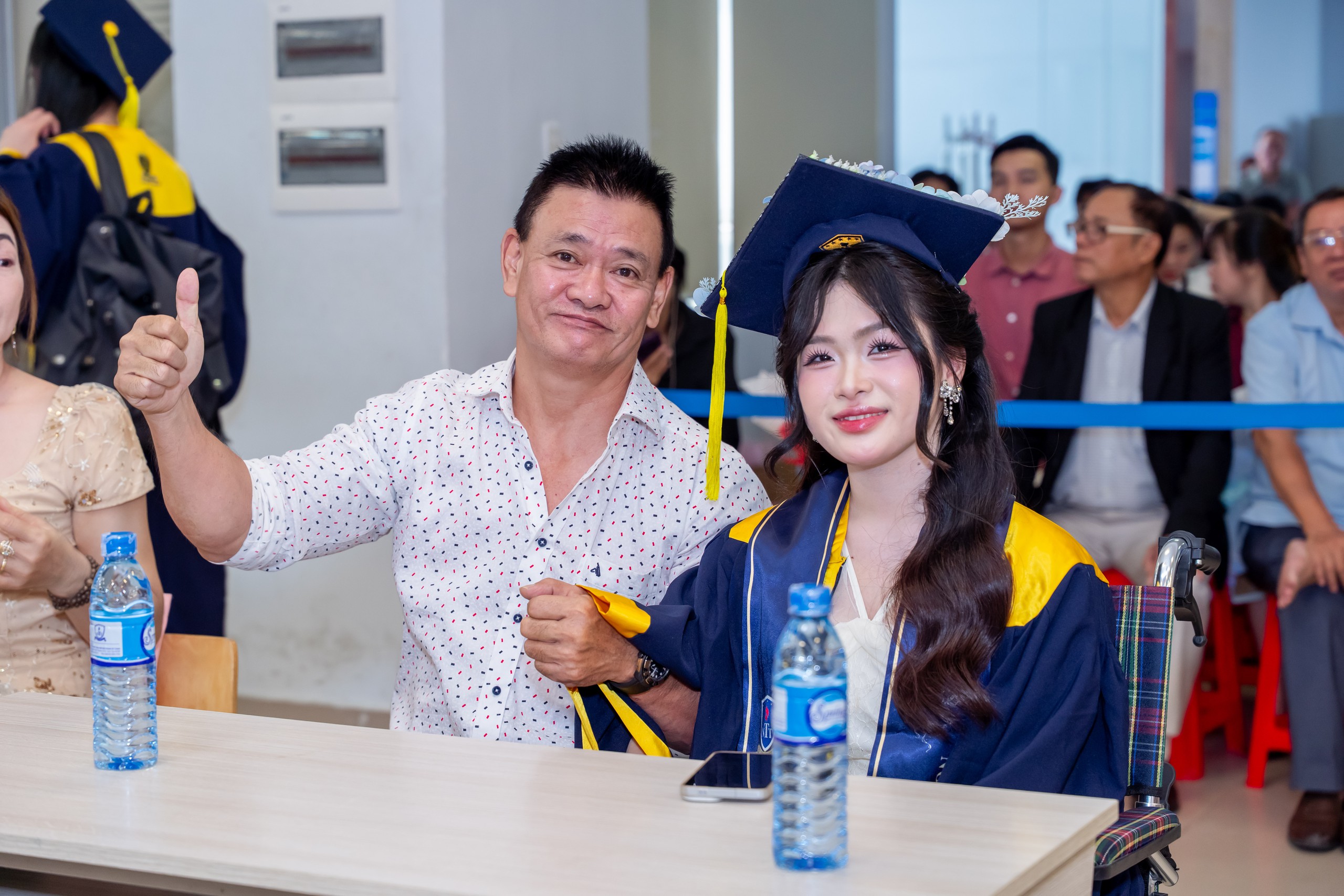 Hơn hai thập kỷ l&agrave;m &lsquo;đ&ocirc;i ch&acirc;n&rsquo; cho con v&agrave; c&acirc;u chuyện x&uacute;c động ng&agrave;y tốt nghiệp - Ảnh 4.
