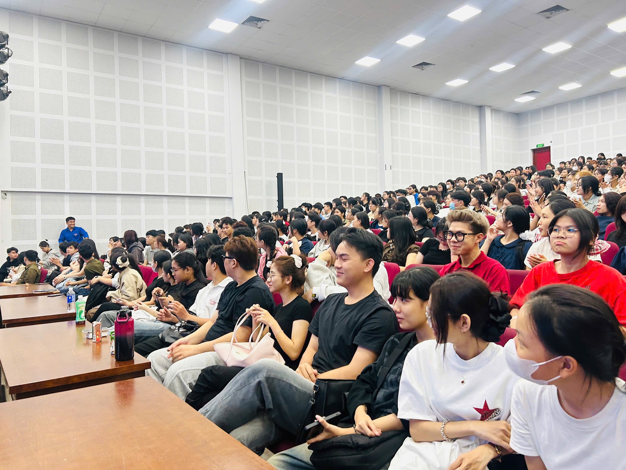 Bỡ ngỡ lần đầu là tân sinh viên: 'Ngợp' từ giảng đường ra đến ngã tư - Ảnh 1.