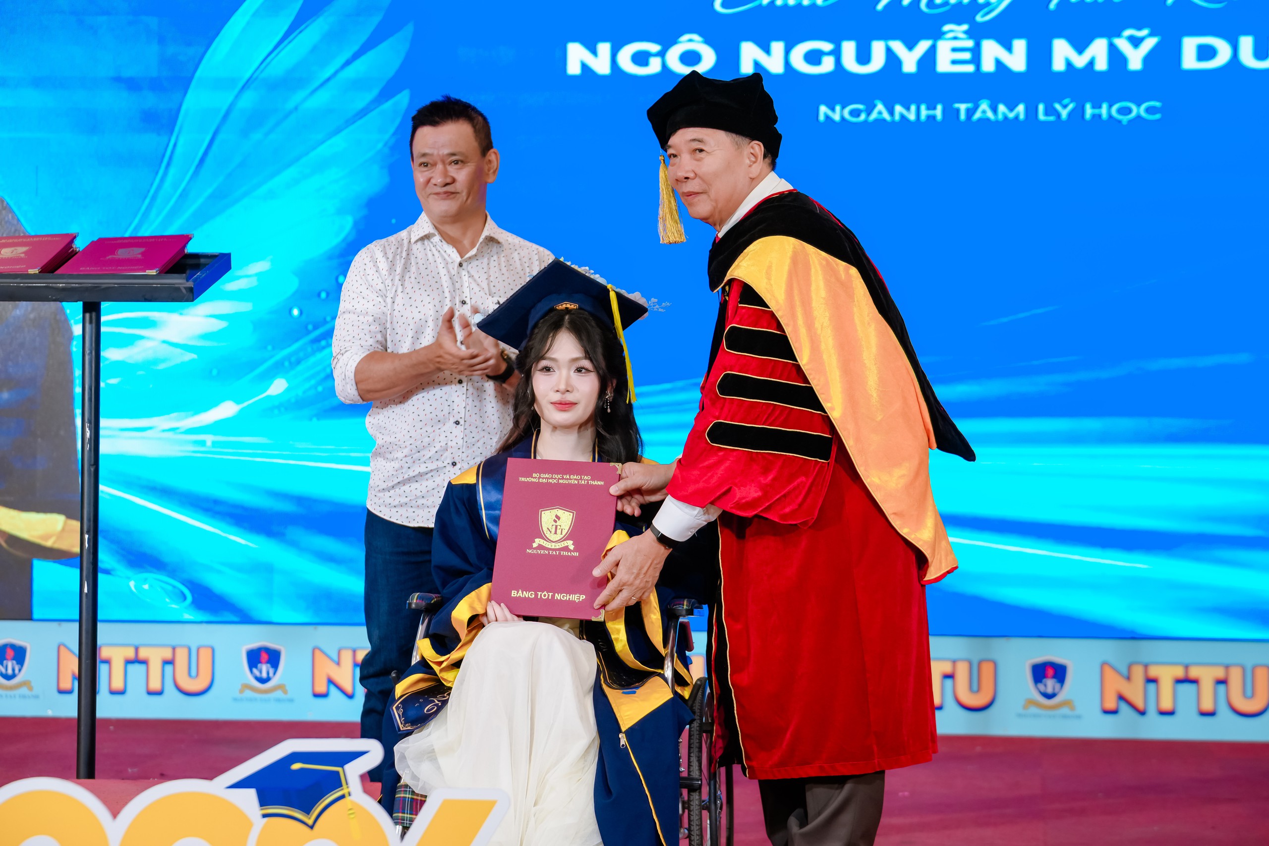 Hơn hai thập kỷ l&agrave;m &lsquo;đ&ocirc;i ch&acirc;n&rsquo; cho con v&agrave; c&acirc;u chuyện x&uacute;c động ng&agrave;y tốt nghiệp - Ảnh 2.